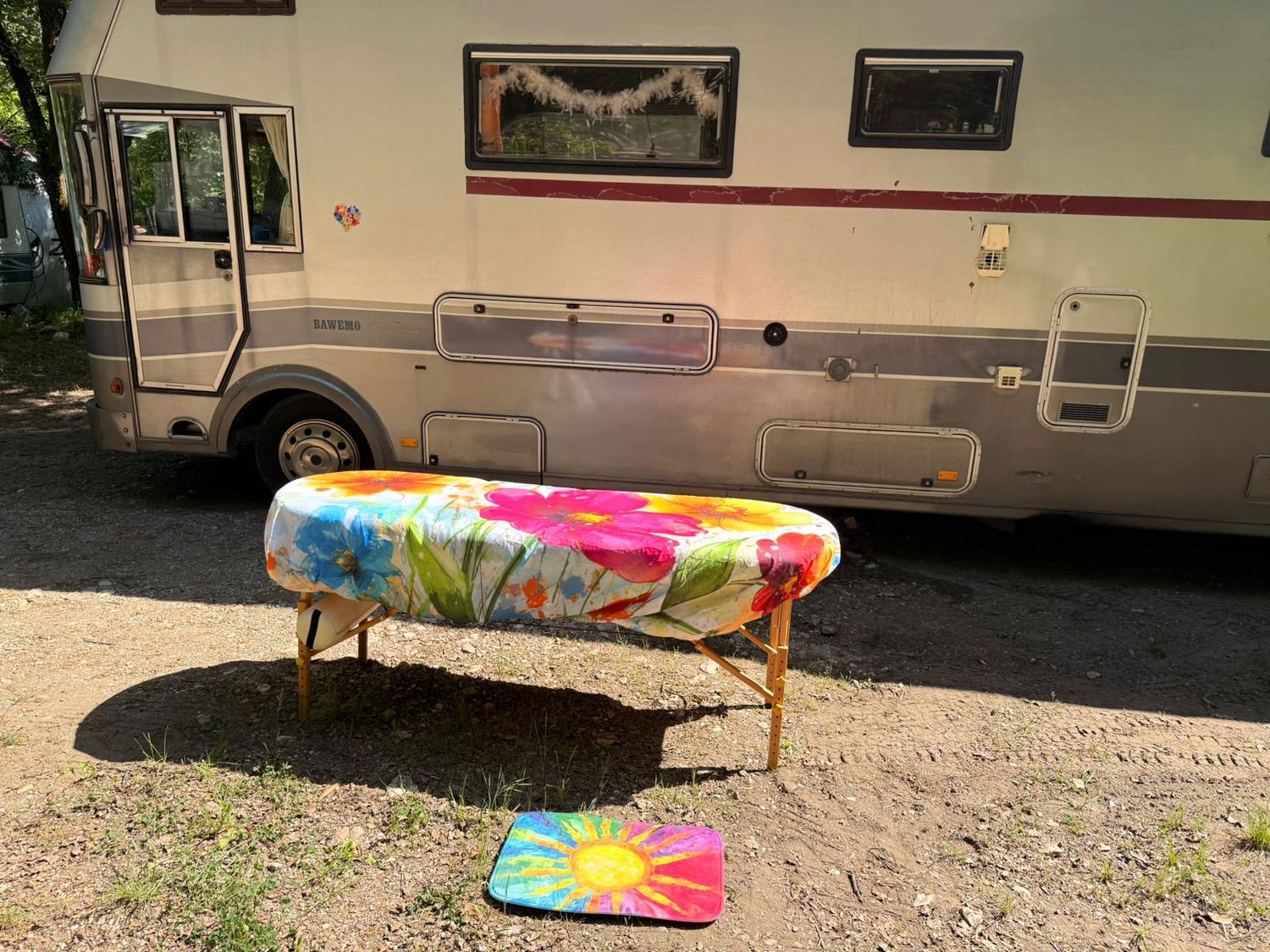 table de massage et bus aménagé en pleine nature