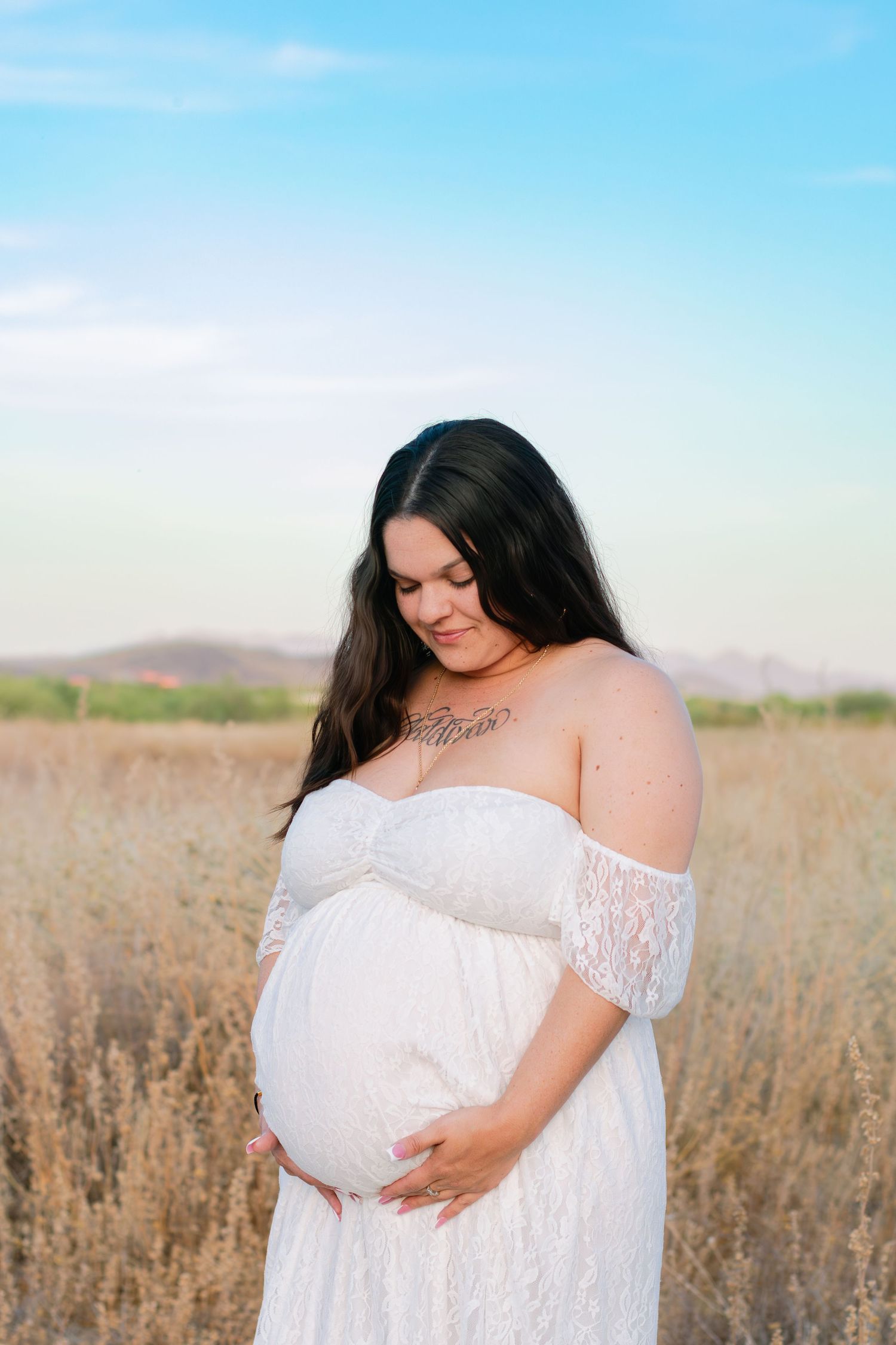 pregnancy photoshoot with arizona mountains in the background