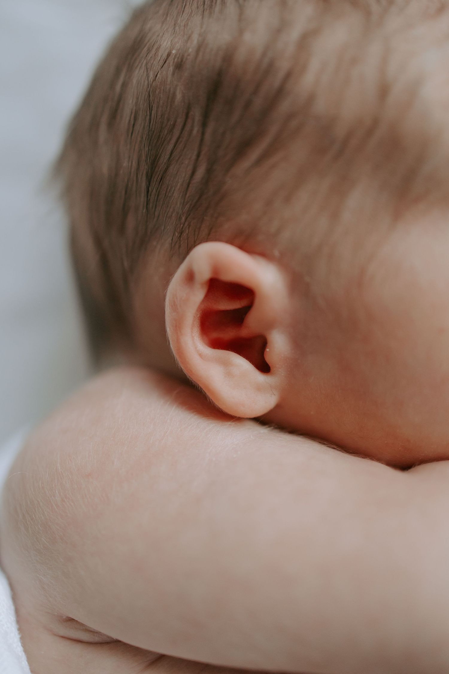 Fografering af lille nyfødt baby i rolige trygge omgivelser i hjemmet. Fotograferet af familiefotograf fra Solrød, tæt på Roskilde og Køge.