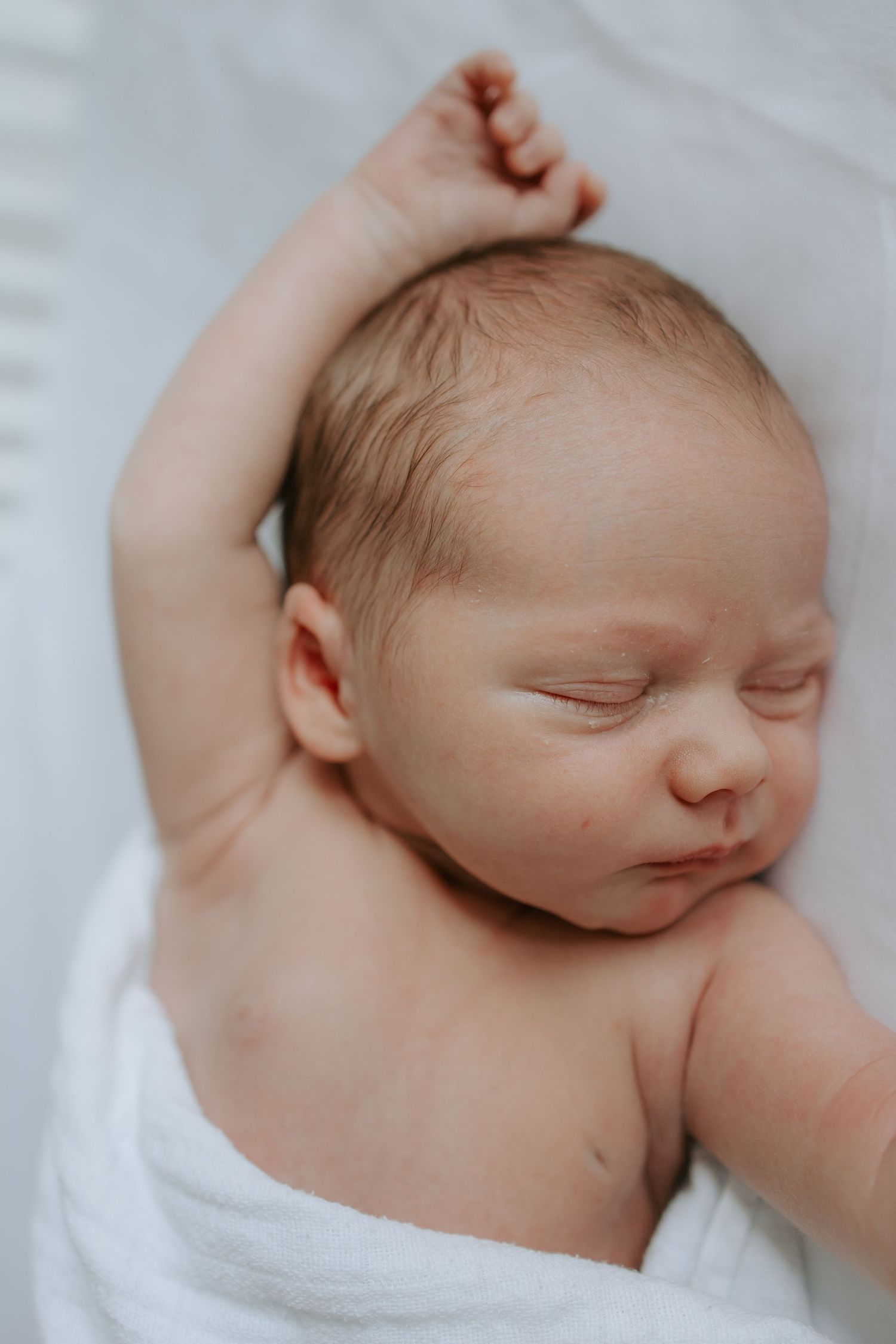 Fografering af lille nyfødt baby i rolige trygge omgivelser i hjemmet. Fotograferet af familiefotograf fra Solrød, tæt på Roskilde og Køge.