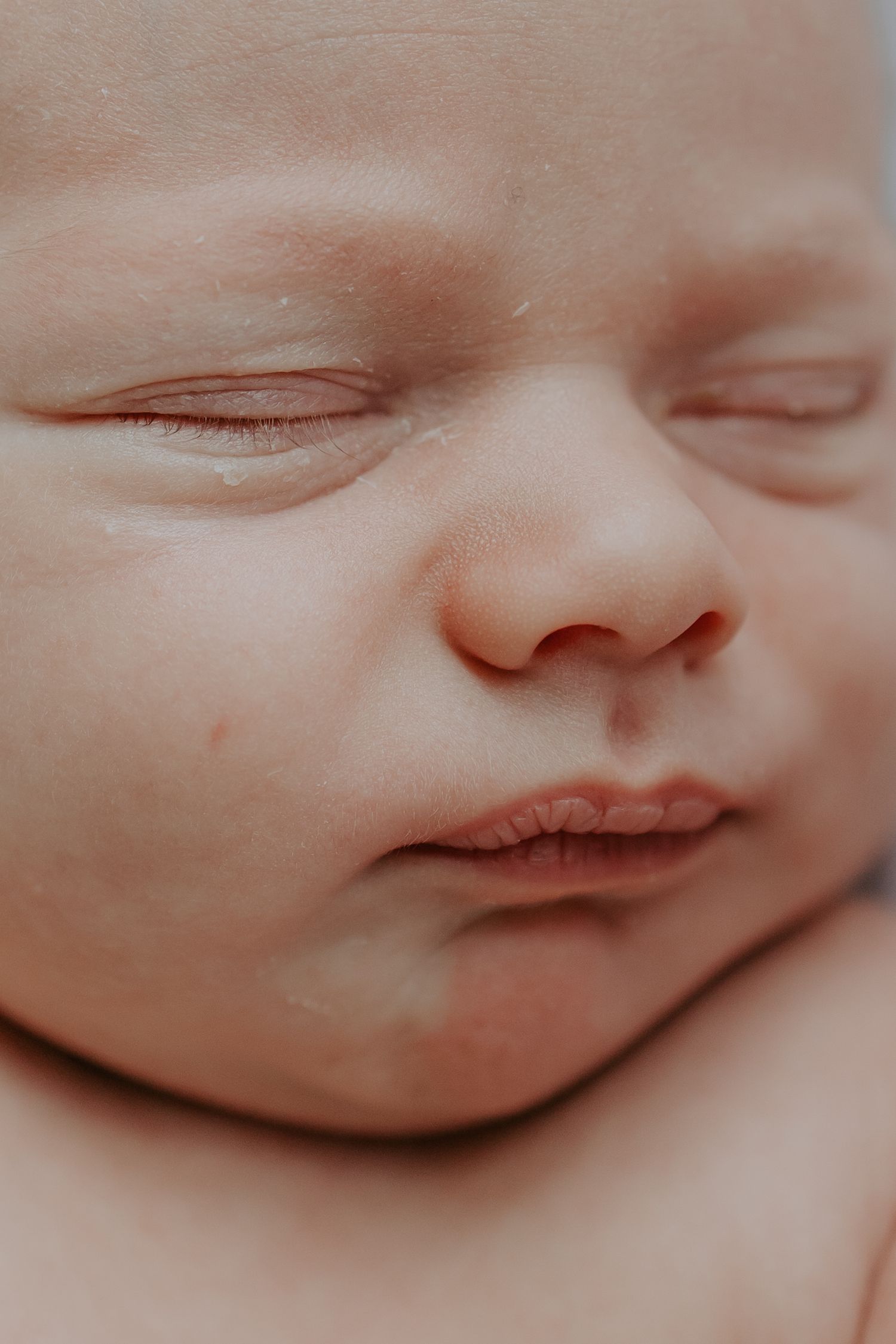 Fografering af lille nyfødt baby i rolige trygge omgivelser i hjemmet. Fotograferet af familiefotograf fra Solrød, tæt på Roskilde og Køge.