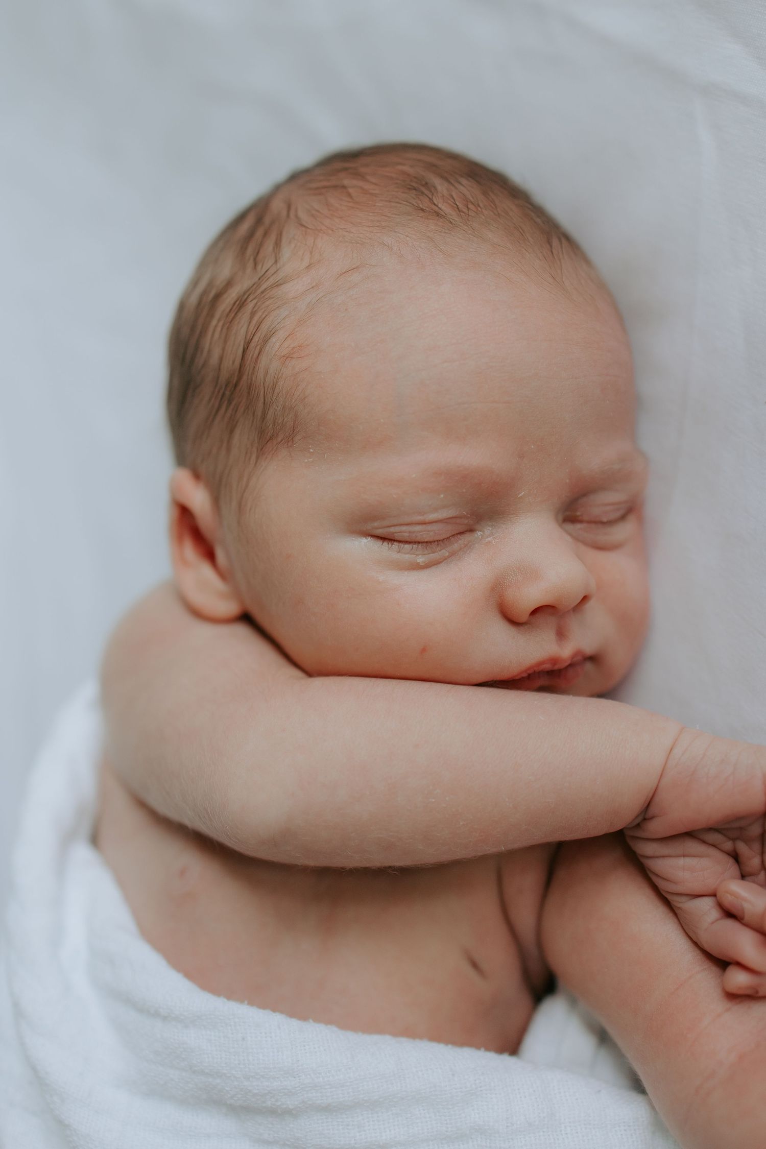Fografering af lille nyfødt baby i rolige trygge omgivelser i hjemmet. Fotograferet af familiefotograf fra Solrød, tæt på Roskilde og Køge.