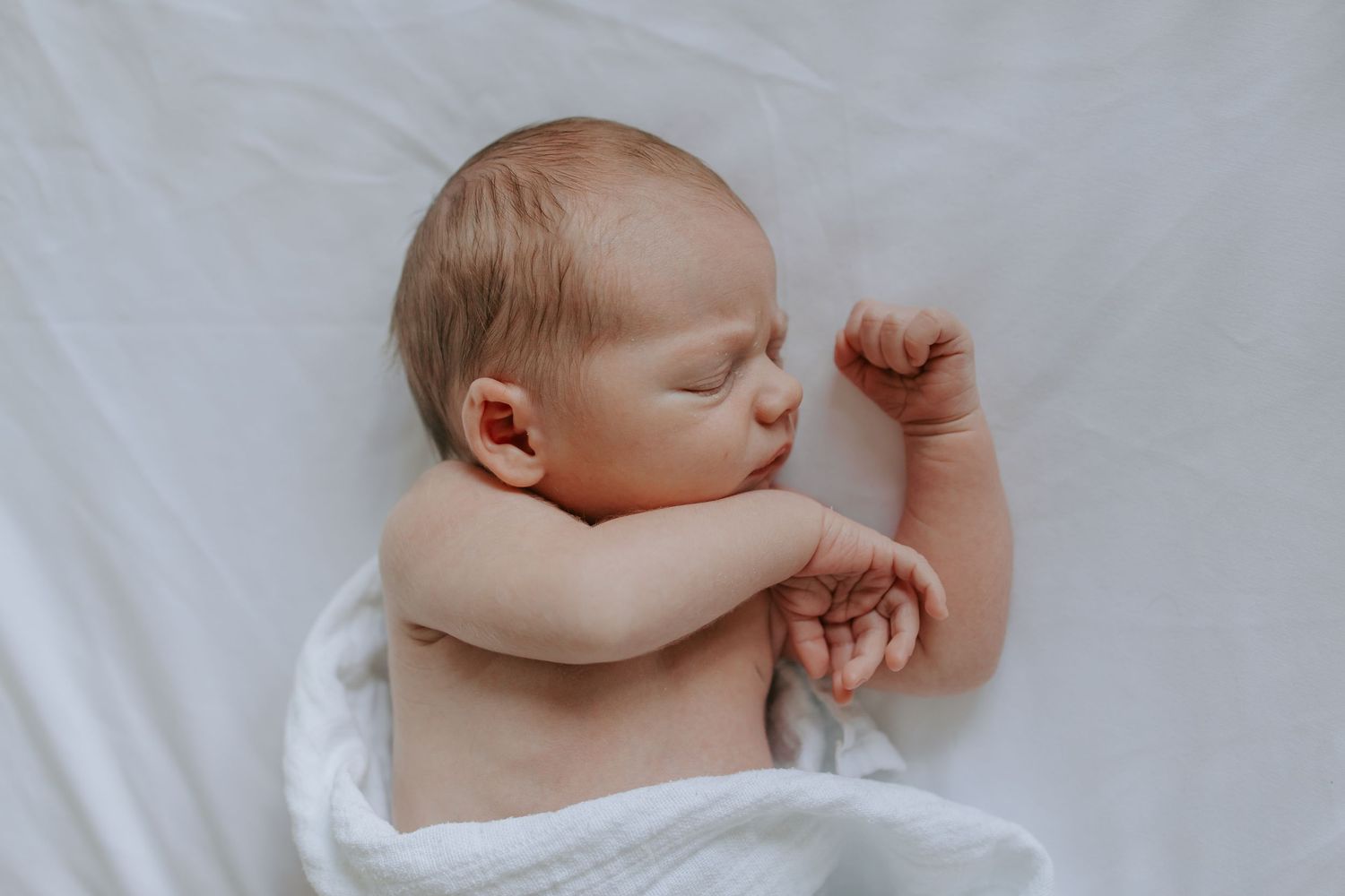 Fografering af lille nyfødt baby i rolige trygge omgivelser i hjemmet. Fotograferet af familiefotograf fra Solrød, tæt på Roskilde og Køge.