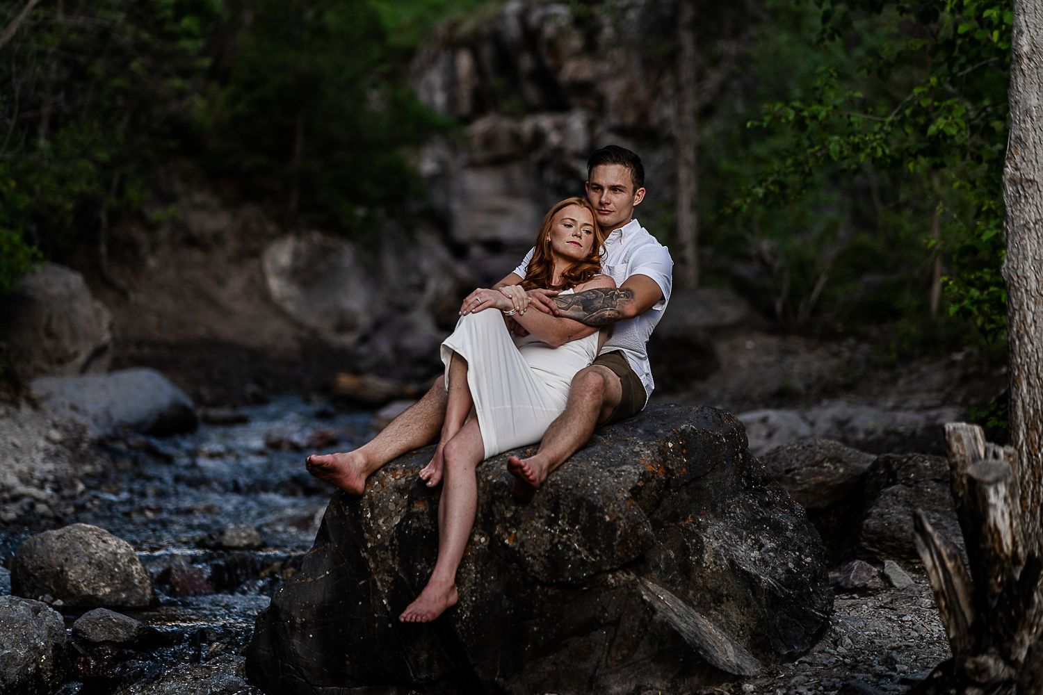 Couples cuddles on rock in Baby Bathtubs. Captured by photographer in Ouray Colorado