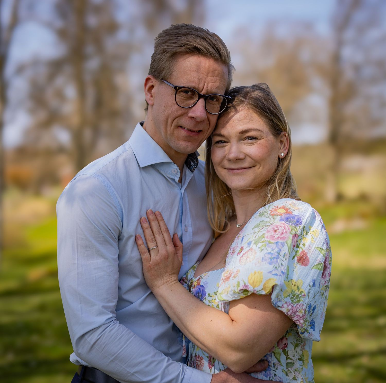 Närbild Varnum på par som ler i naturligt porträtt. Utomhusfotografering i mjukt vårsol i Västra Götaland.