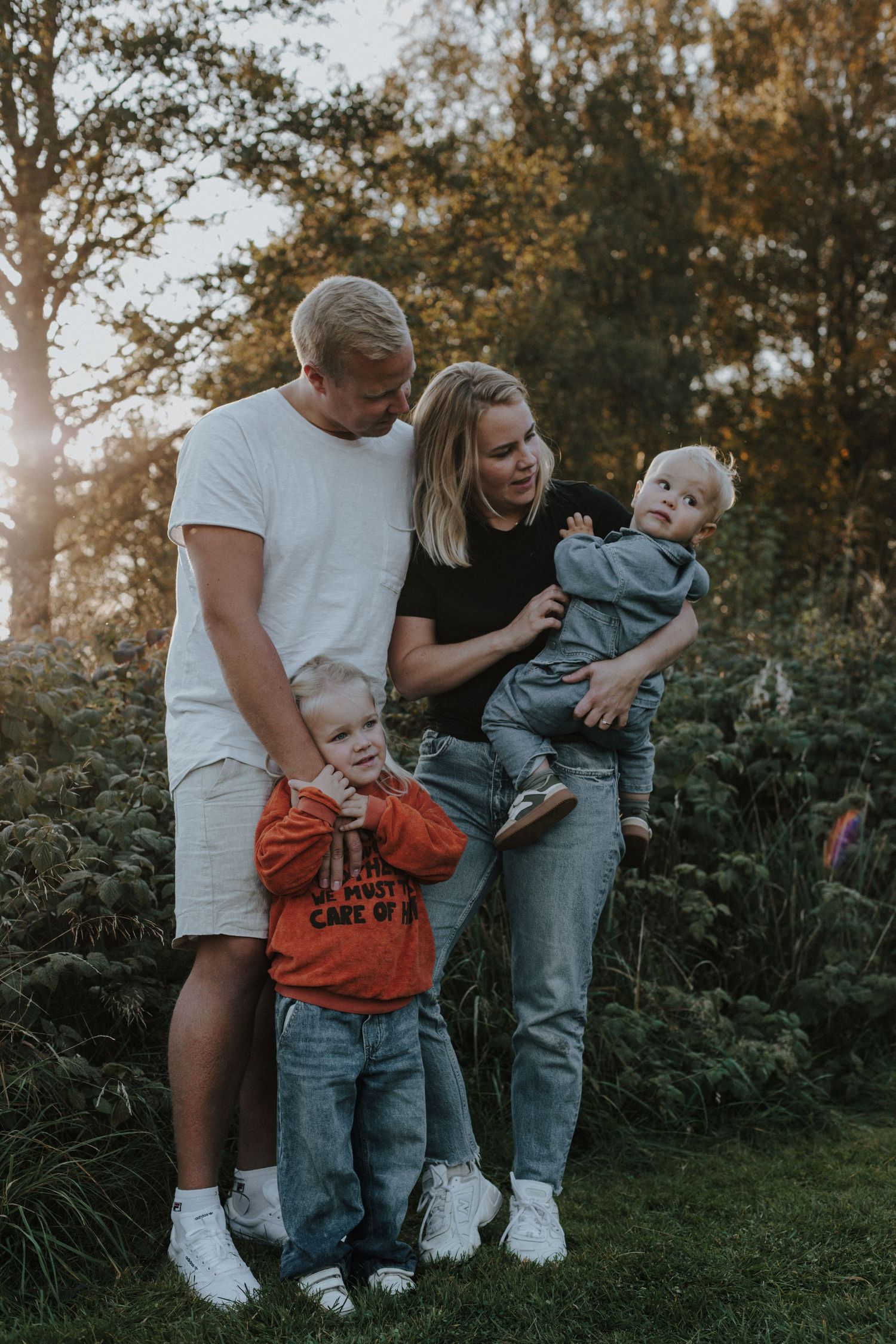 Familjeporträtt i en avslappnad stund i naturen. Fotografering i naturligt ljus i Varnum.