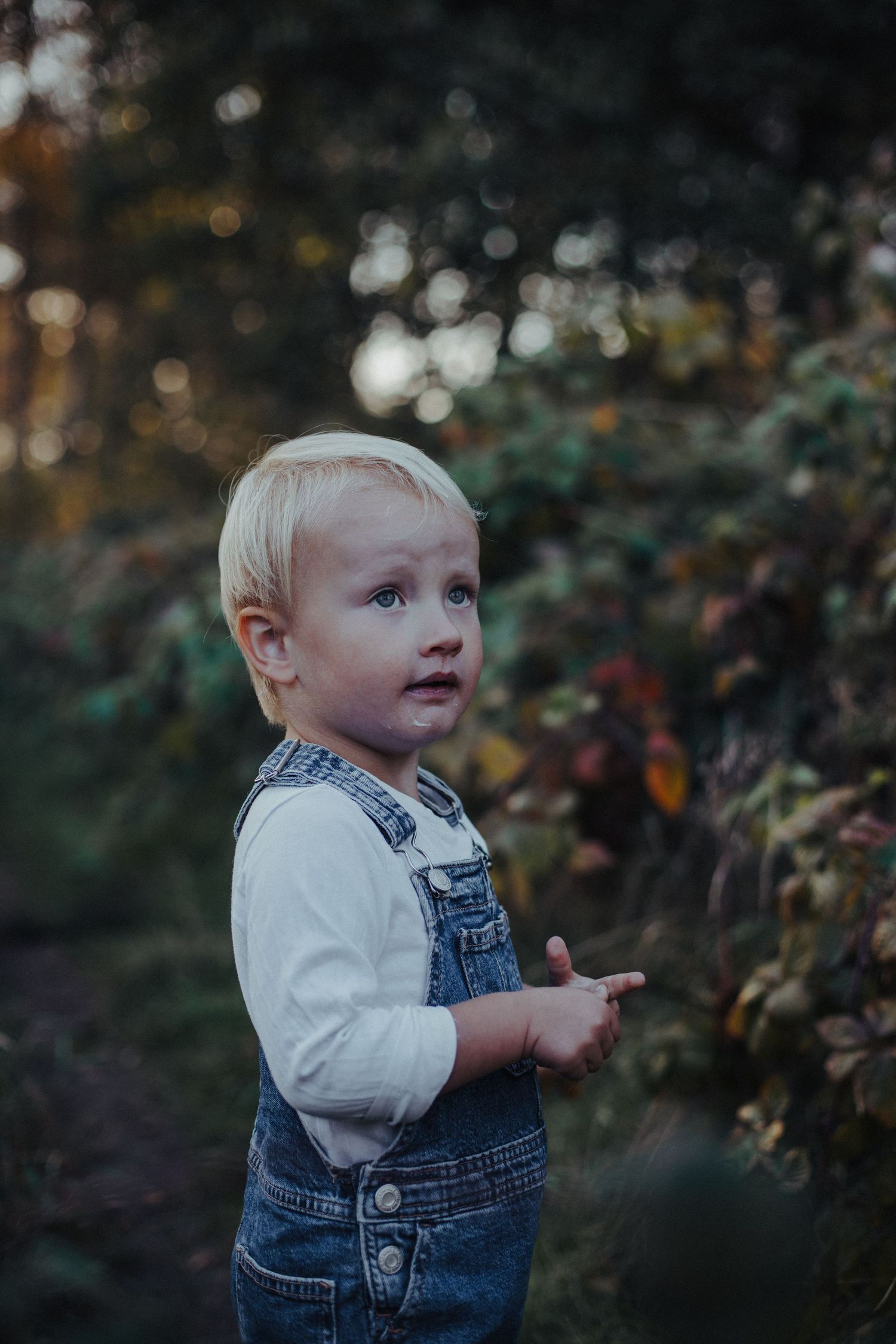 Varm och mjukt porträtt på ett barn i naturen vid fotografering i Västra Götaland.