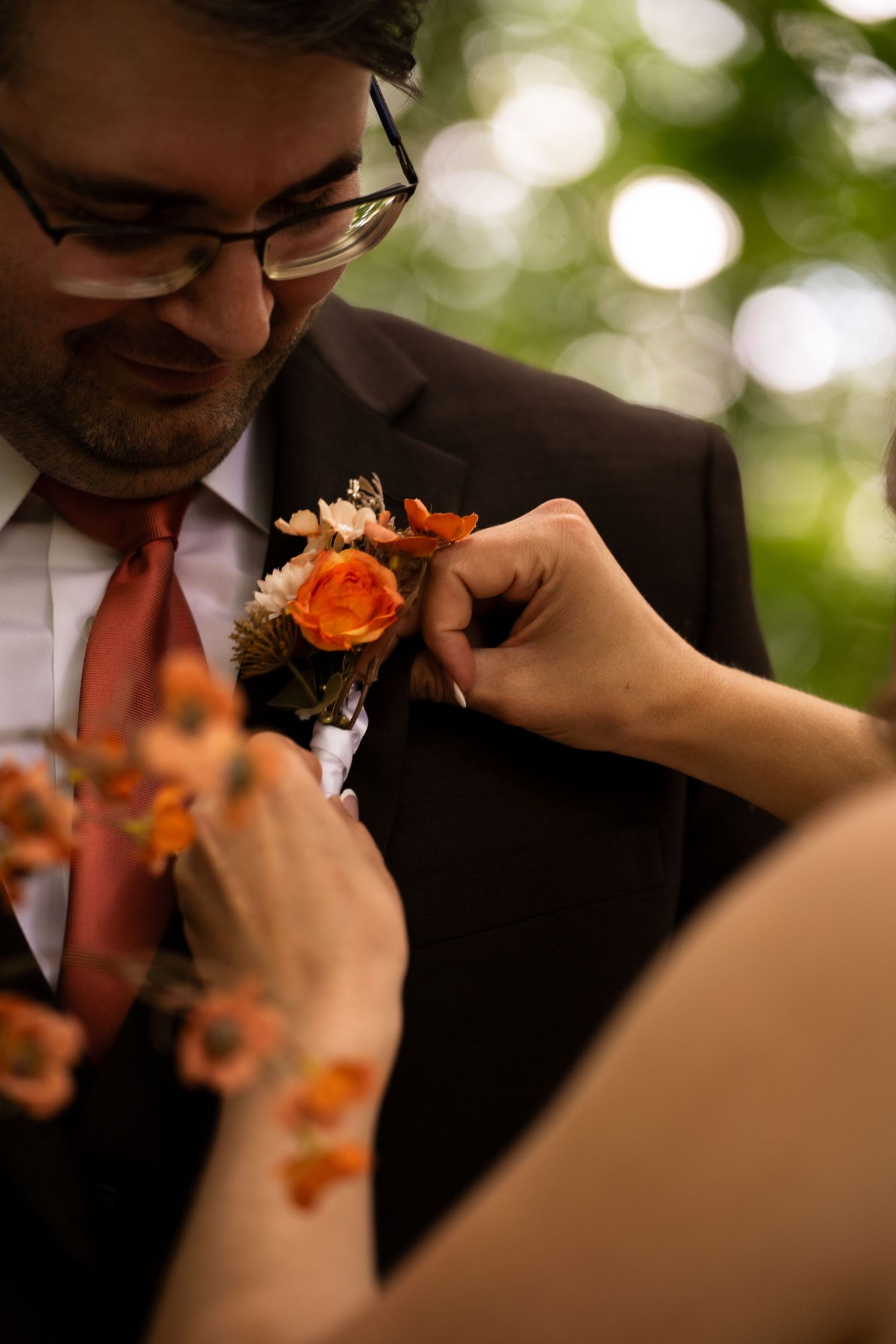 Pining the groom's butener on