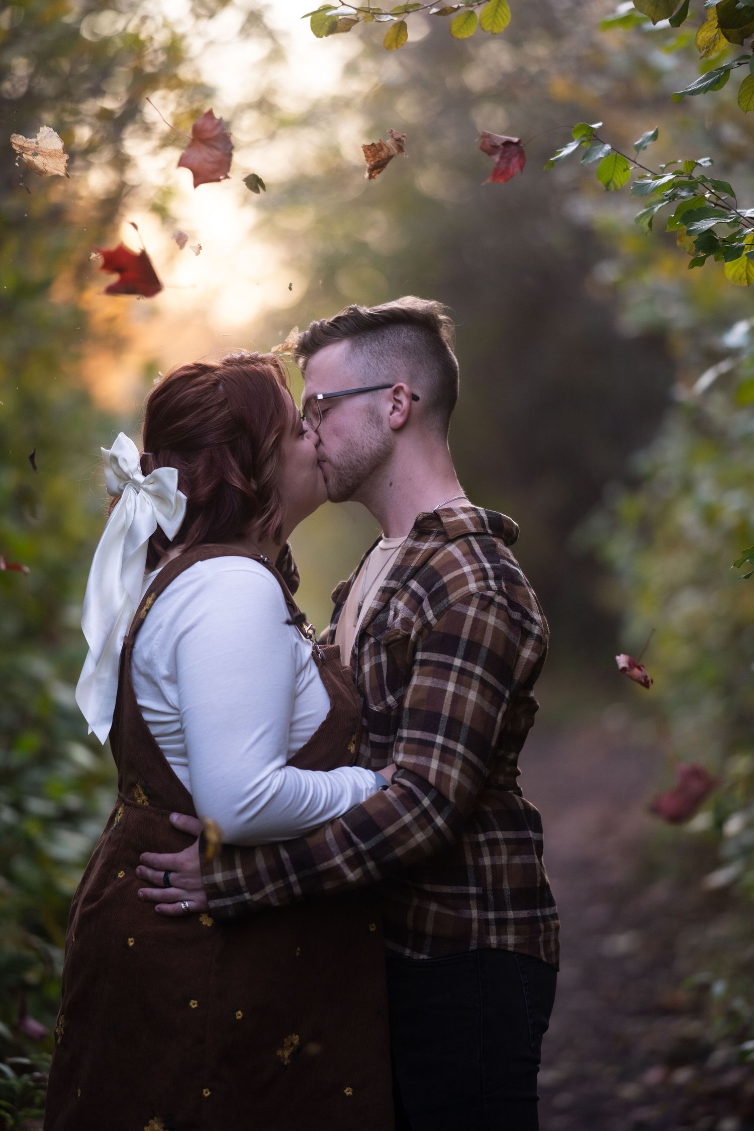 couple kiss