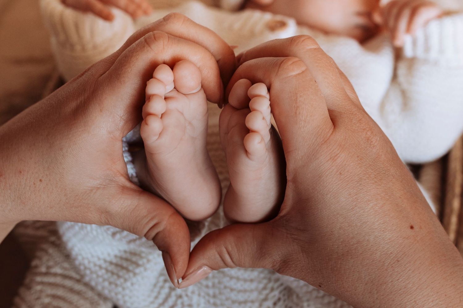 Zürich baby photography capturing natural and timeless moments. Zeitlose und natürliche Babyfotografie in Zürich.