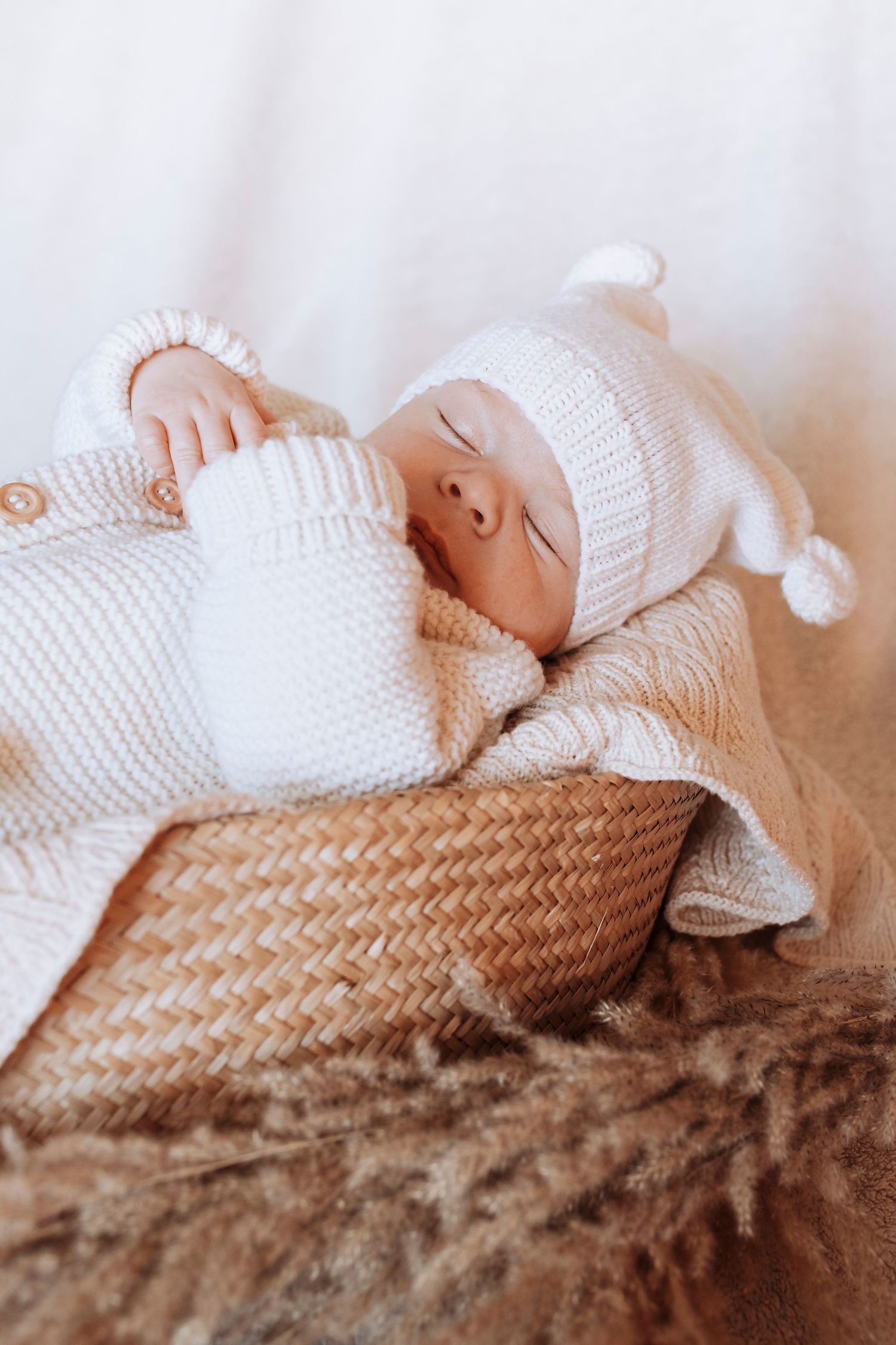 Zürich baby photography capturing natural and timeless moments. Zeitlose und natürliche Babyfotografie in Zürich.Zürich baby photography cap
