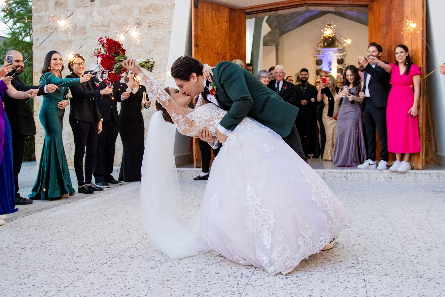 Wedding reception dance scene with guests watching couple's romantic dip on dance floor. Boda en Parras Coahuila fotógrafo