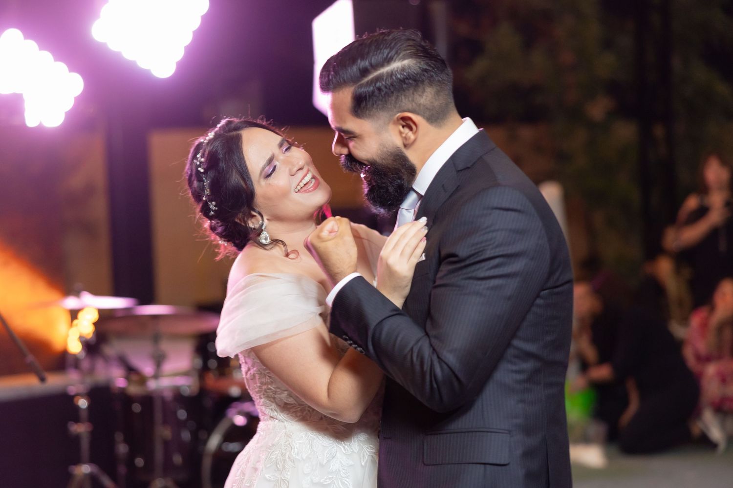 Newlyweds share their first dance at a reception under purple lighting. Boda en Parras Coahuila, Fotógrafo de bodas