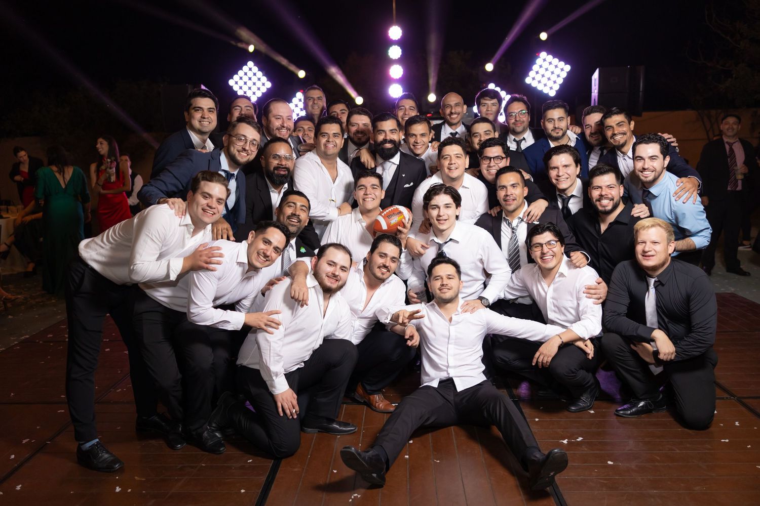 Large group photo of wedding party members in formal white shirts posing together.Boda en Parras Coahuila, Fotógrafo de bodas,