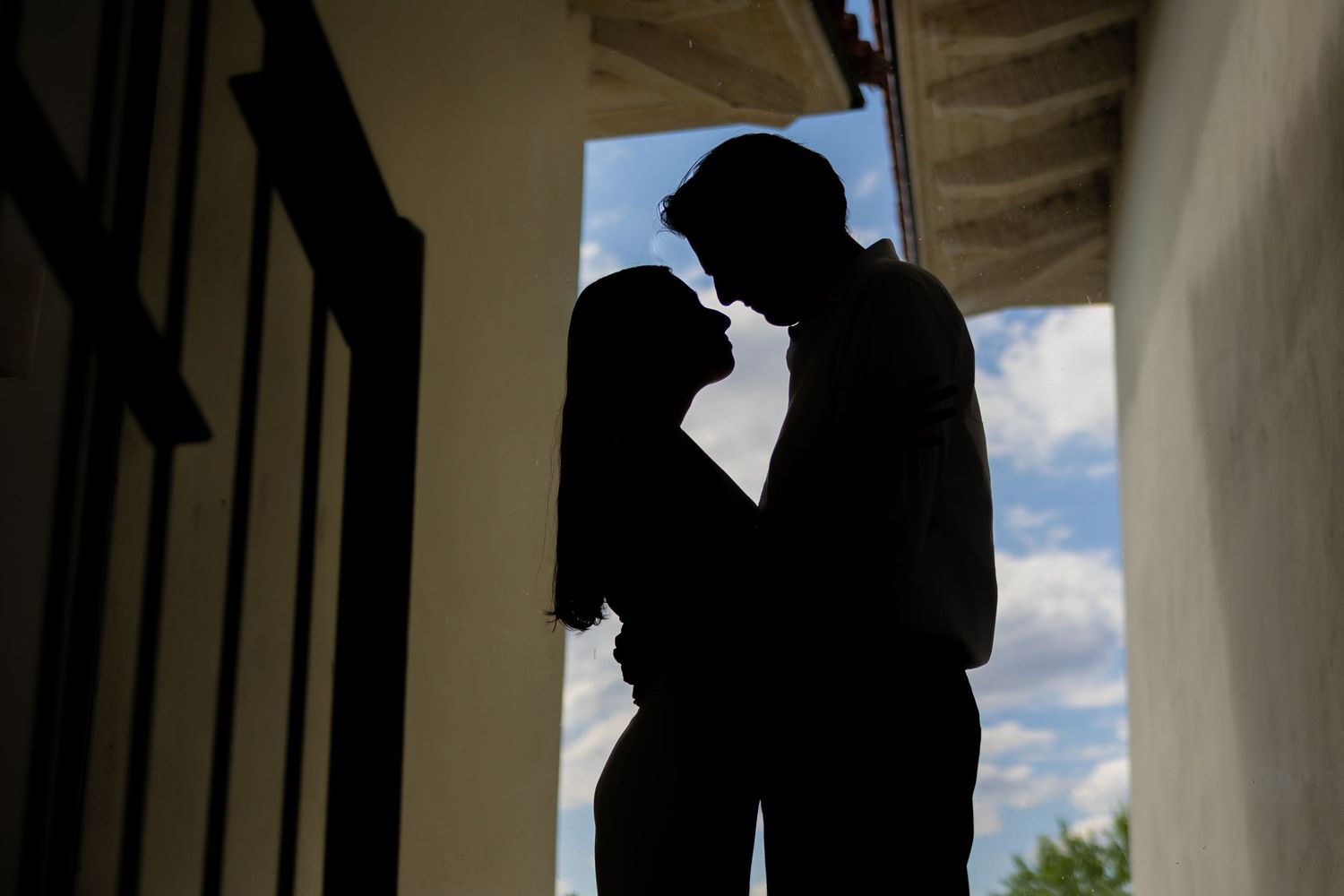 Silhouette of a romantic couple standing close together against a bright outdoor backdrop. Propuesta de matrimonio Parras, Fotografo