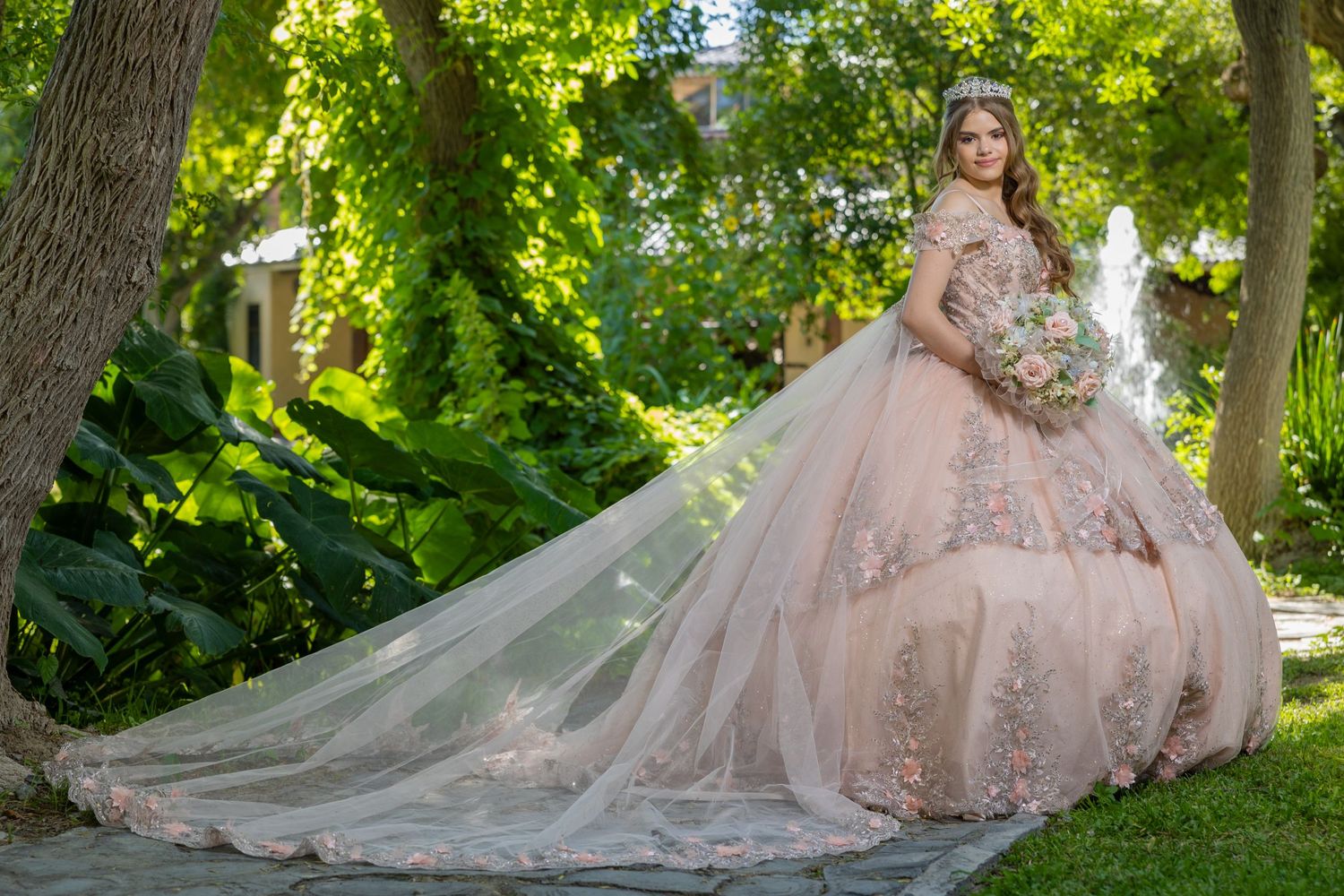 A stunning blush ball gown with a dramatic cathedral train captured in a sun-dappled garden. Evento en Parras Coahuila , Fotógrafo Rulo