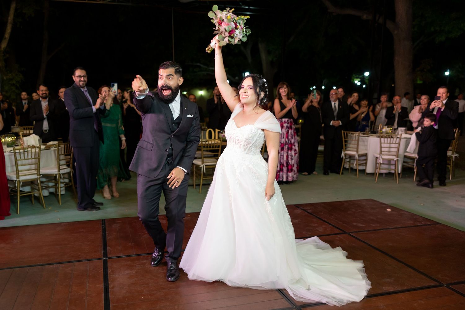 Newlyweds celebrate with joyful dance moves at their nighttime outdoor wedding celebration. Boda en Parras Coahuila, Fotógrafo de bodas