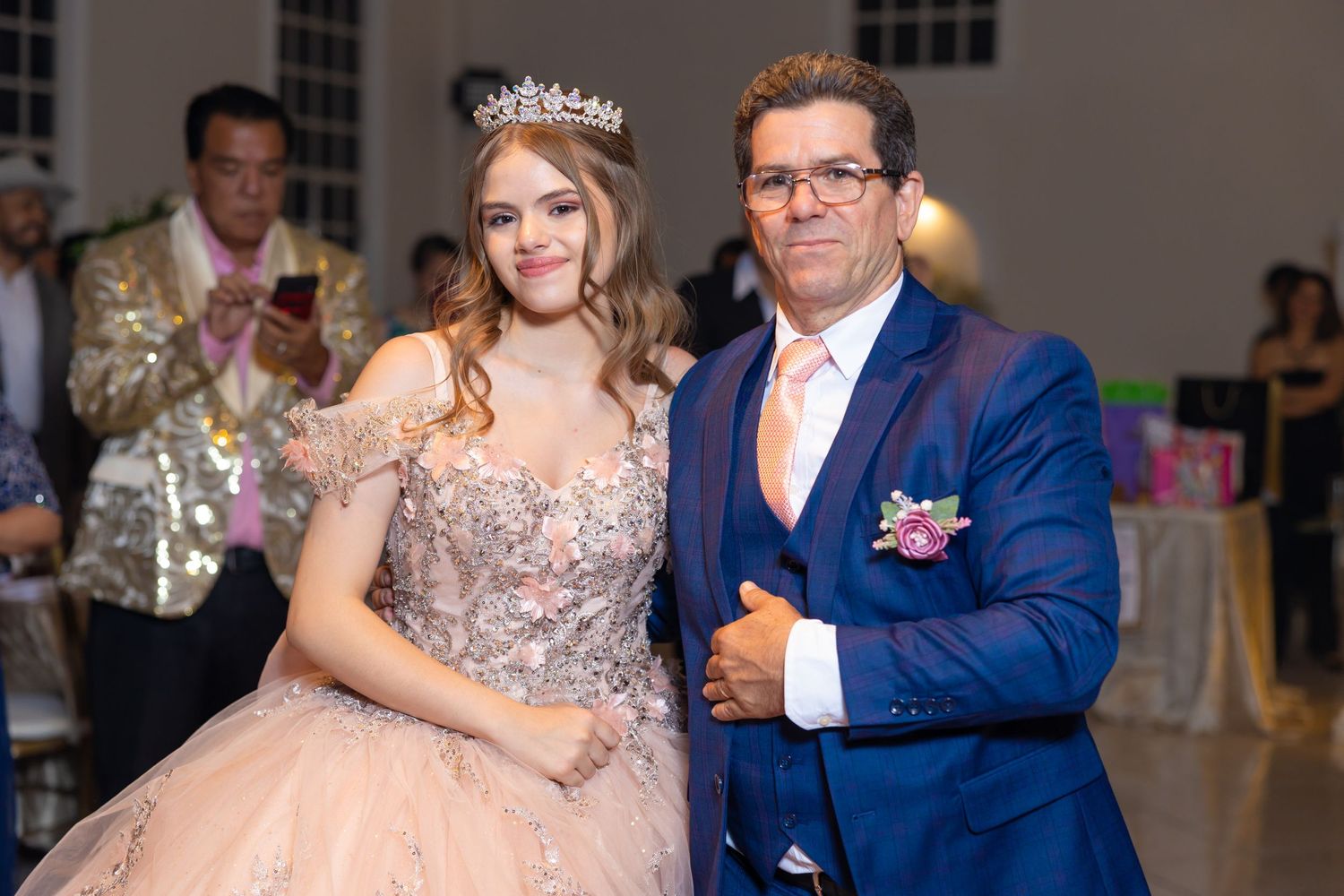 Elegant quinceanera celebration portrait in pink embellished gown and formal evening attire. Evento en Parras Coahuila , Fotógrafo Rulo
