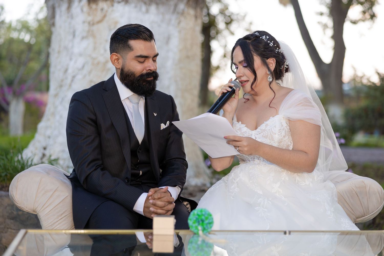 Newlyweds review paperwork together during their garden wedding ceremony. Boda en Parras Coahuila, Fotógrafo de bodas