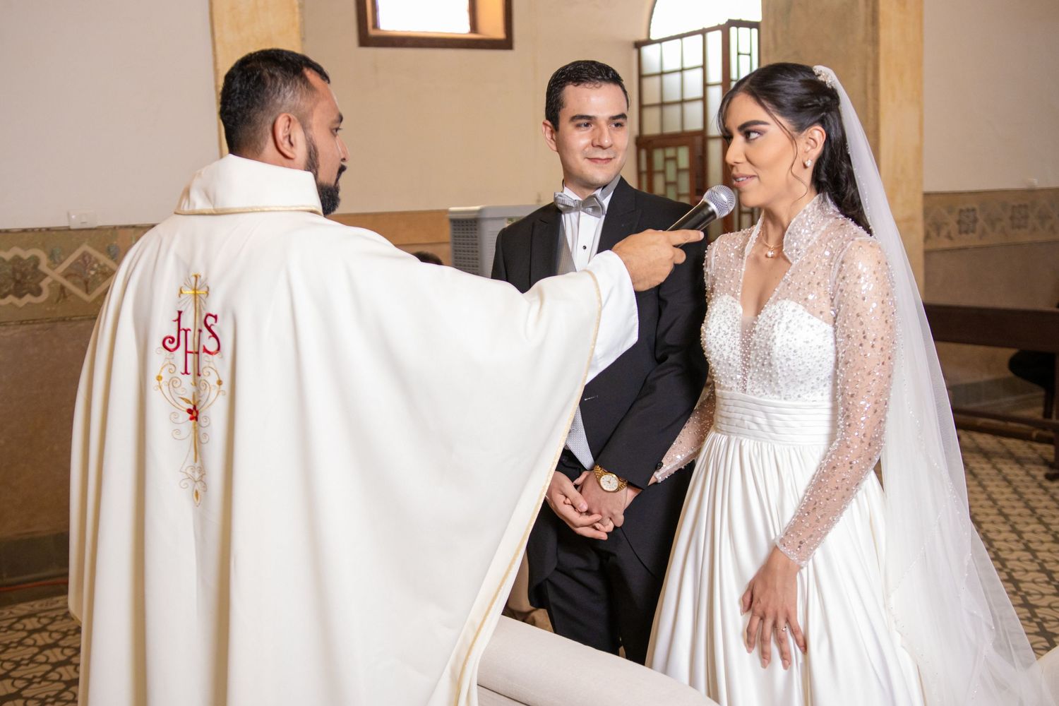 Priest performs blessing during traditional Catholic wedding ceremony in church. Boda en Parras Coahuila, Fotógrafo de bodas