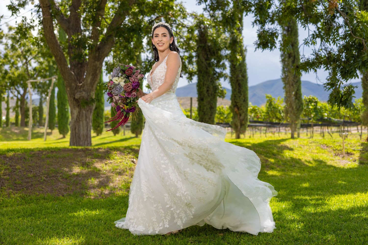 A flowing white wedding gown captured in motion against a backdrop of trees and green lawn. Boda en Parras Coahuila fotógrafo