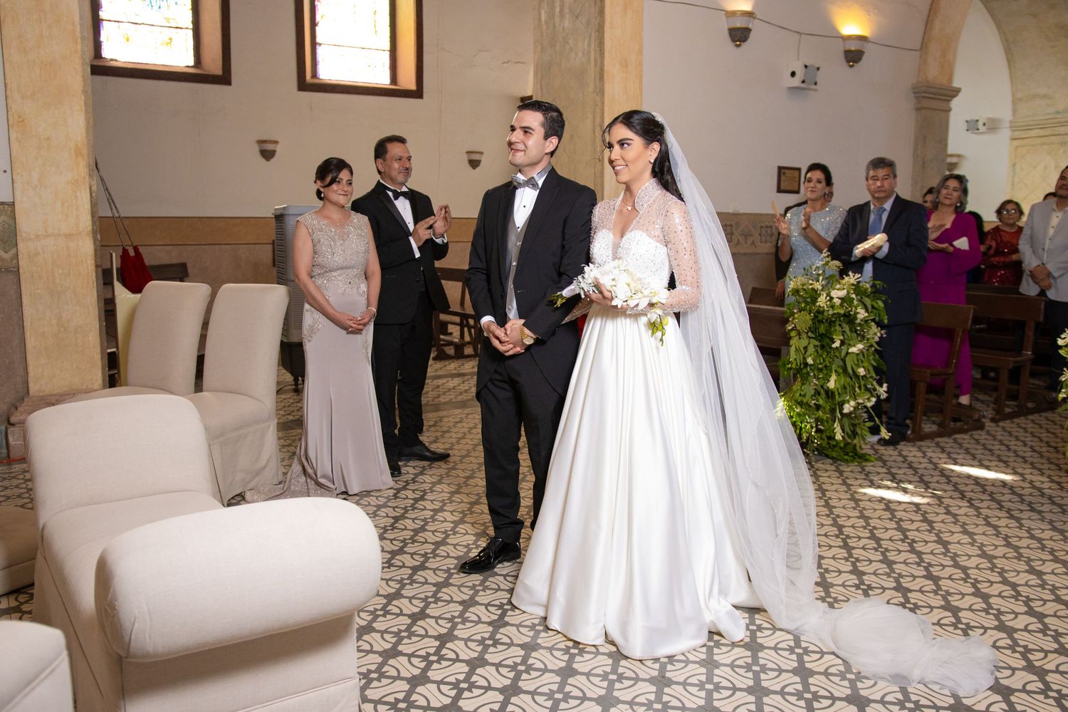 Wedding ceremony in a historic church with elegant tiled floors and arched windows. Boda en Parras Coahuila, Fotógrafo de bodas