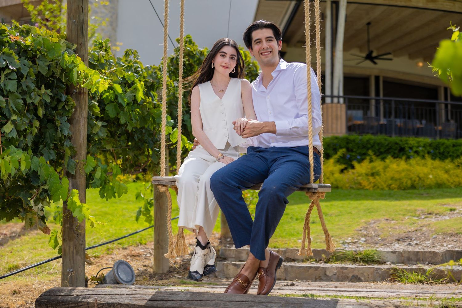 A couple relaxes on a garden swing surrounded by lush greenery. Propuesta de matrimonio Parras, Fotografo