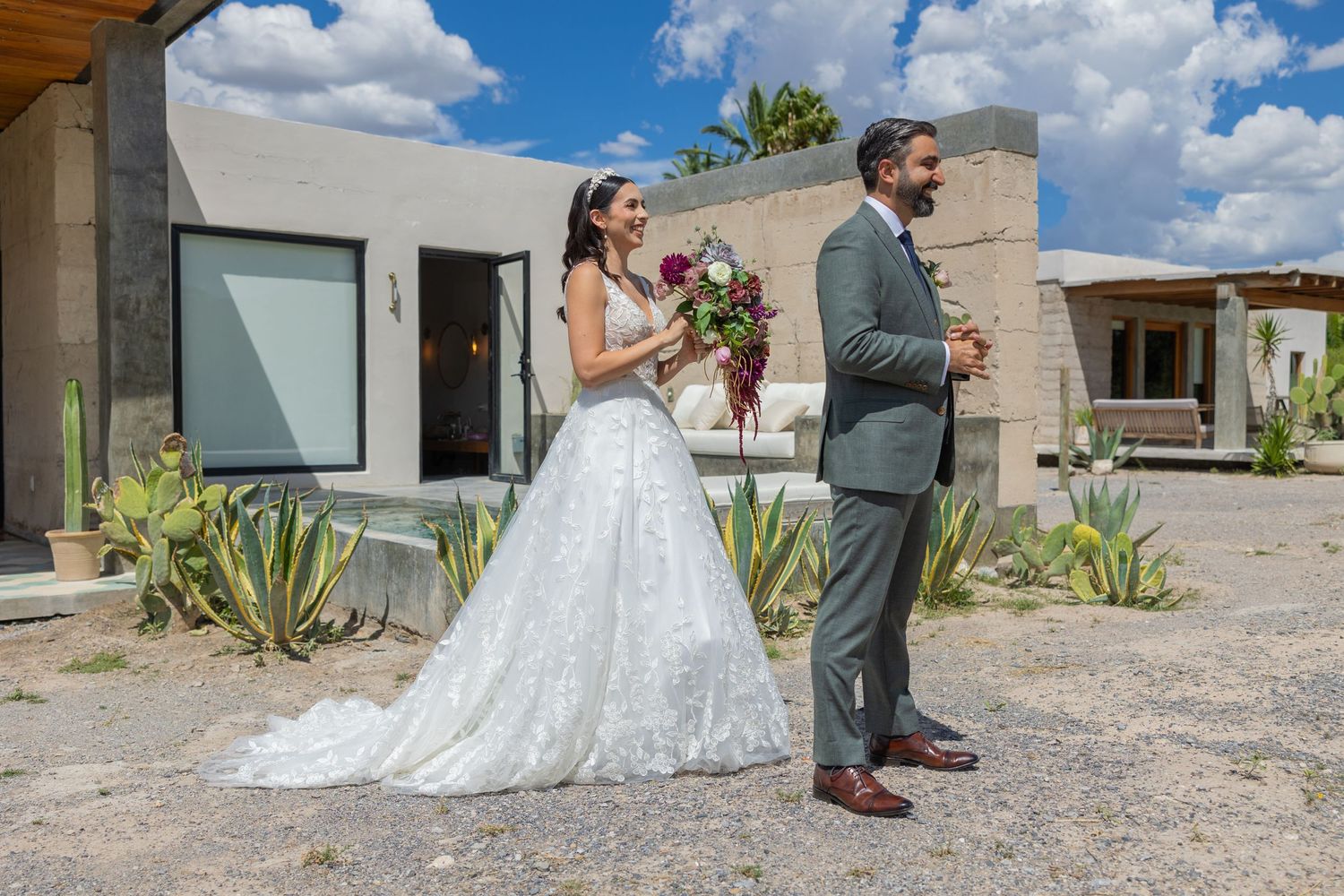 Modern desert wedding venue with contemporary architecture and desert plants. Boda en Parras Coahuila fotógrafo