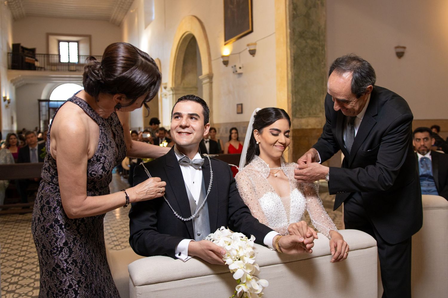 Wedding guests sign documents during the marriage ceremony in a church. Boda en Parras Coahuila, Fotógrafo de bodas