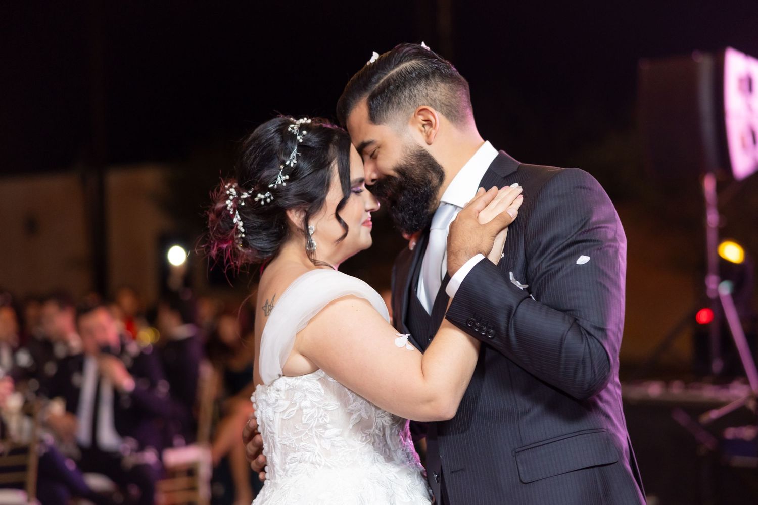 Intimate dance moment between couple at evening wedding reception. Boda en Parras Coahuila, Fotógrafo de bodas
