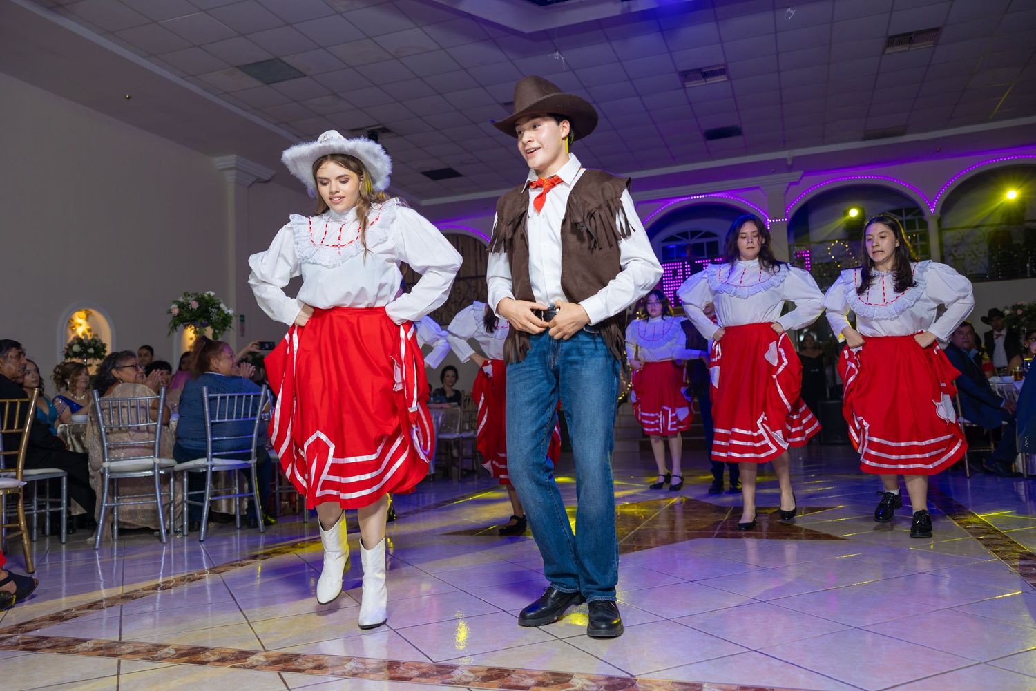 Dancers performing western folk dance in coordinated costumes with cowboy boots and hats. Evento en Parras Coahuila , Fotógrafo Rulo