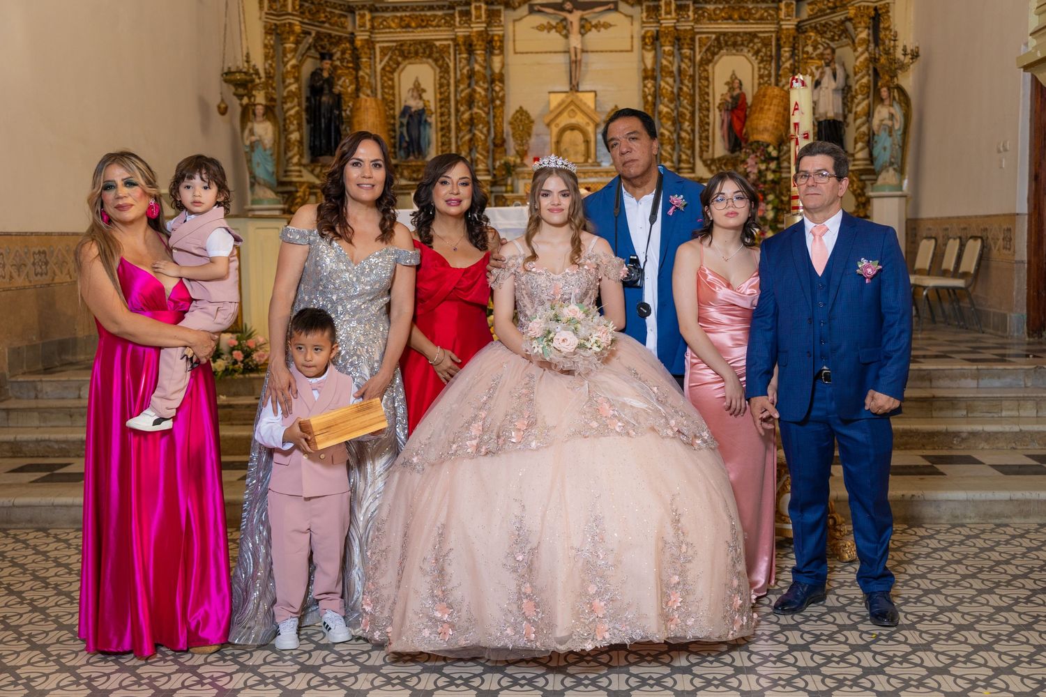 Family group photo in formal attire gathered at ornate church altar for celebration portrait. Evento en Parras Coahuila , Fotógrafo Rulo