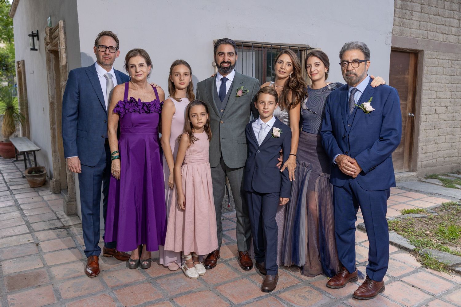 Formal group photo of wedding party in purple and gray attire. Boda en Parras Coahuila fotógrafo