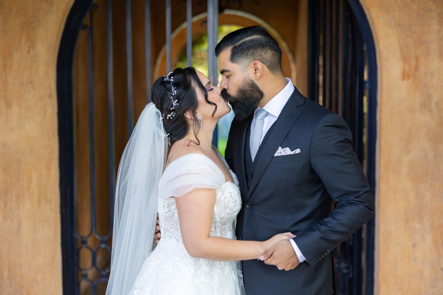 A romantic wedding couple shares an intimate moment under a beautiful archway at their venue. Boda en Parras Coahuila, Fotógrafo de bodas