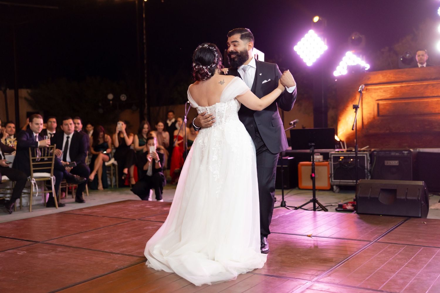 Romantic slow dance moment captured during evening wedding reception with ambient lighting. Boda en Parras Coahuila, Fotógrafo de bodas