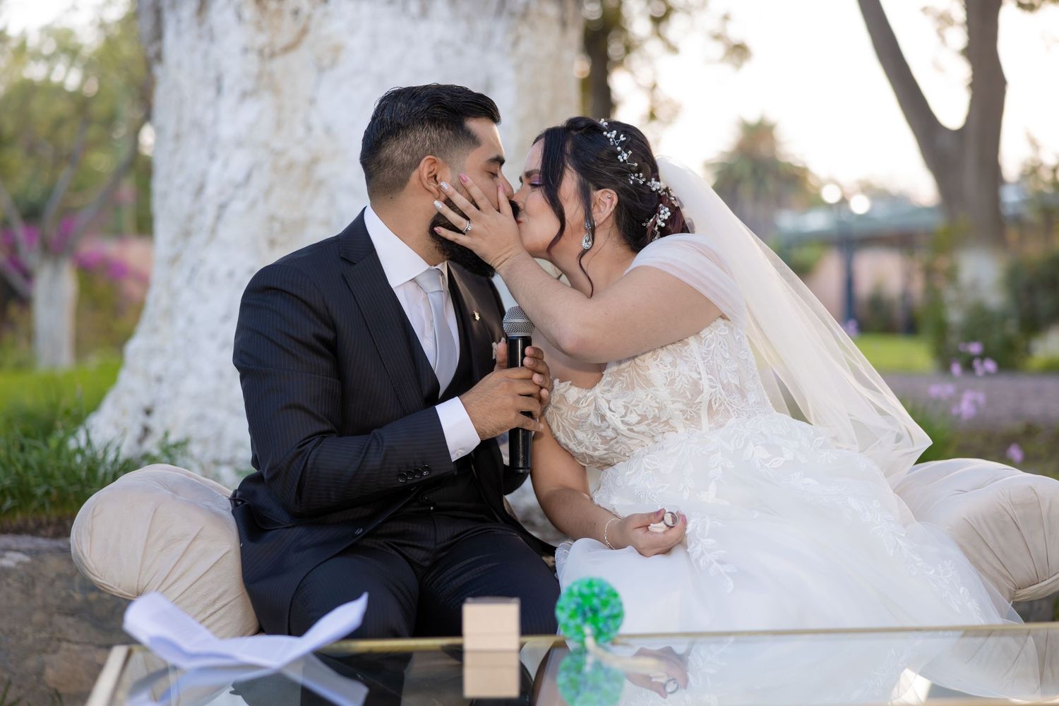 Wedding couple shares an intimate moment while sitting together during their outdoor ceremony.Boda en Parras Coahuila, Fotógrafo de bodas