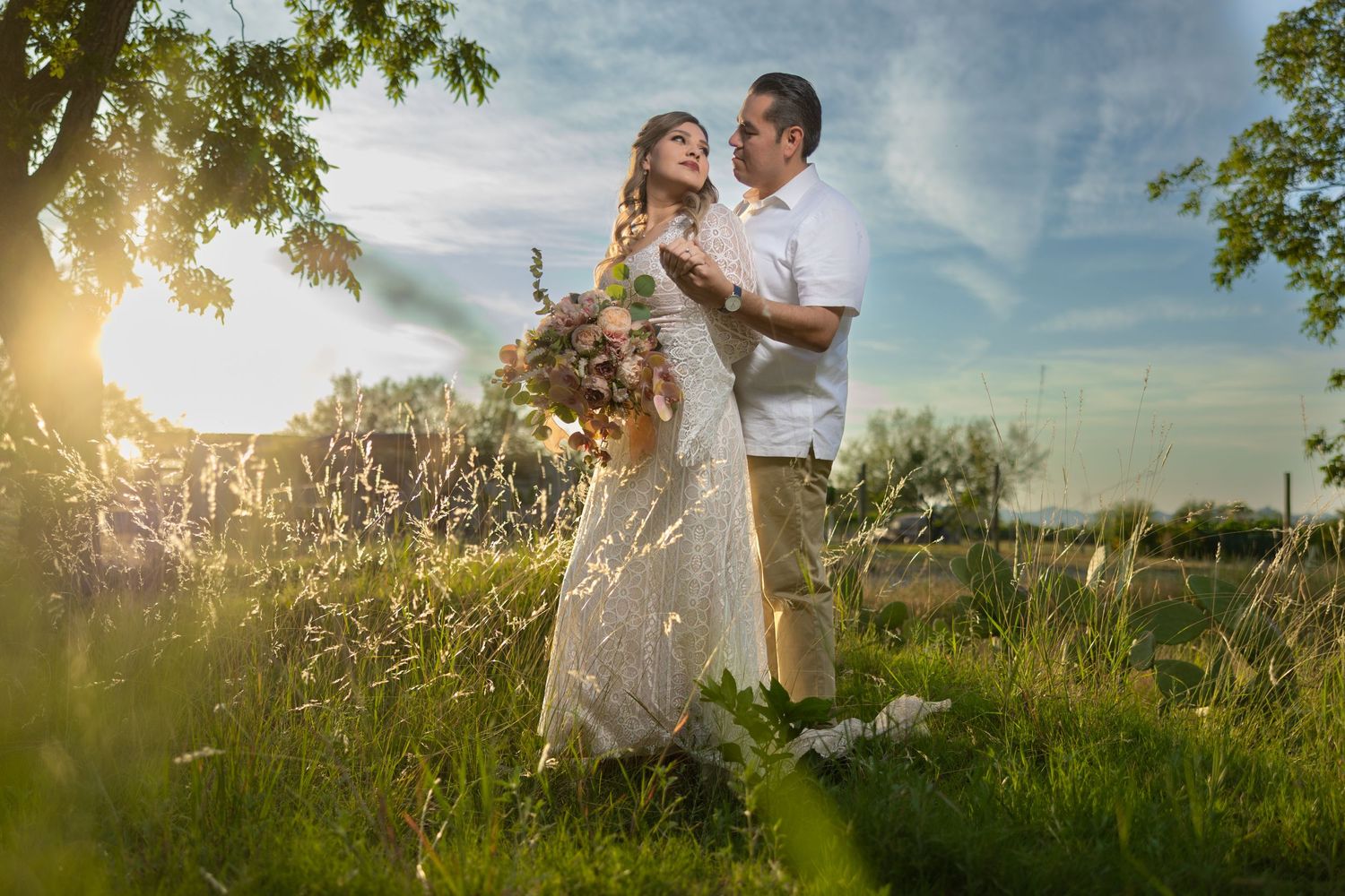 A romantic sunset photoshoot in a meadow with streaming sunlight. Sesión en Parras Coahuila