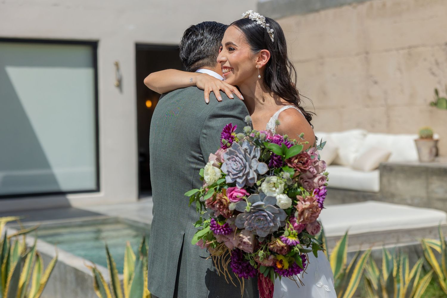 An intimate embrace featuring a beautiful bouquet with purple flowers and succulents. Boda en Parras Coahuila fotógrafo