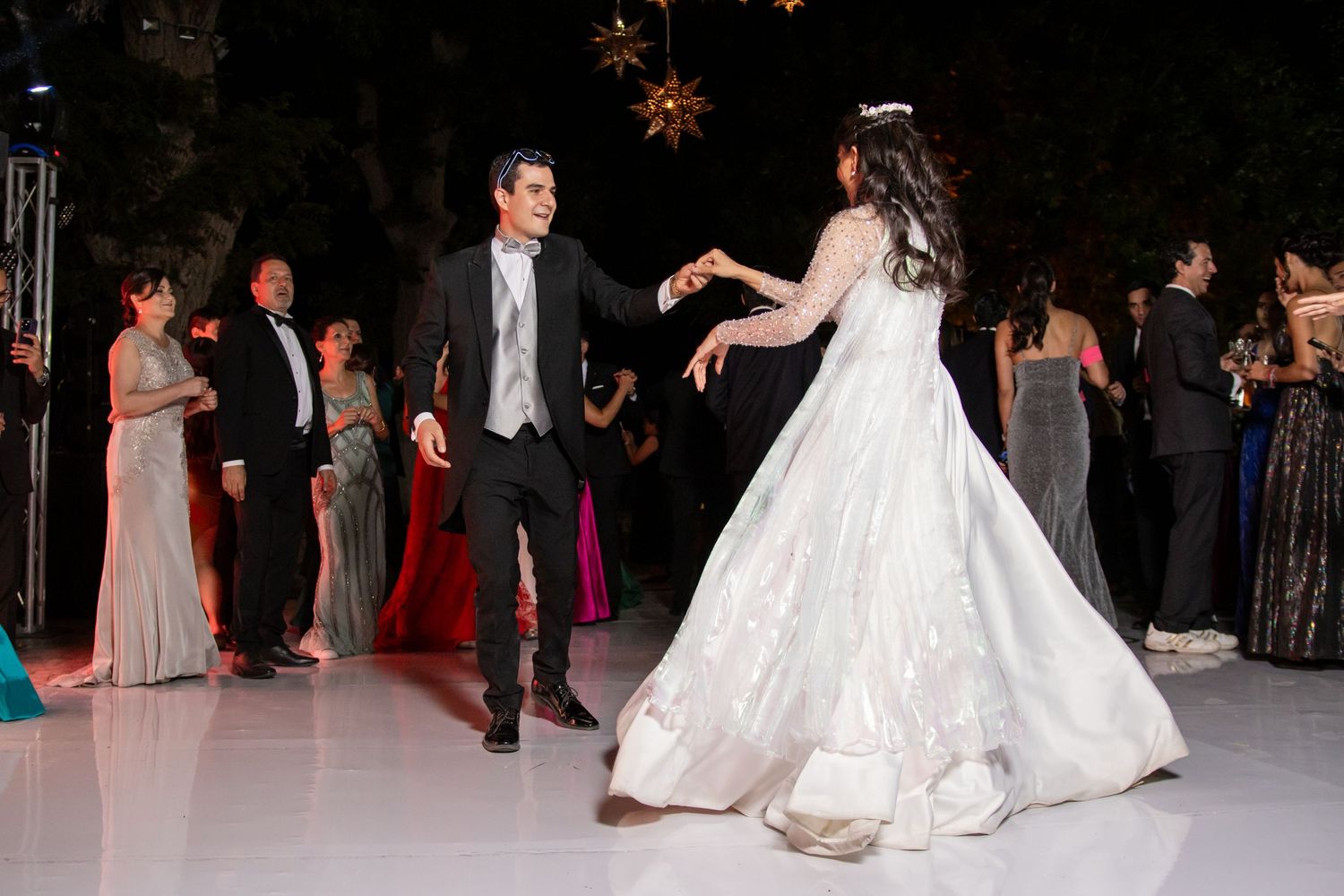Wedding celebration on a white dance floor with guests watching the couple's energetic dance. Boda en Parras Coahuila, Fotógrafo de bodas