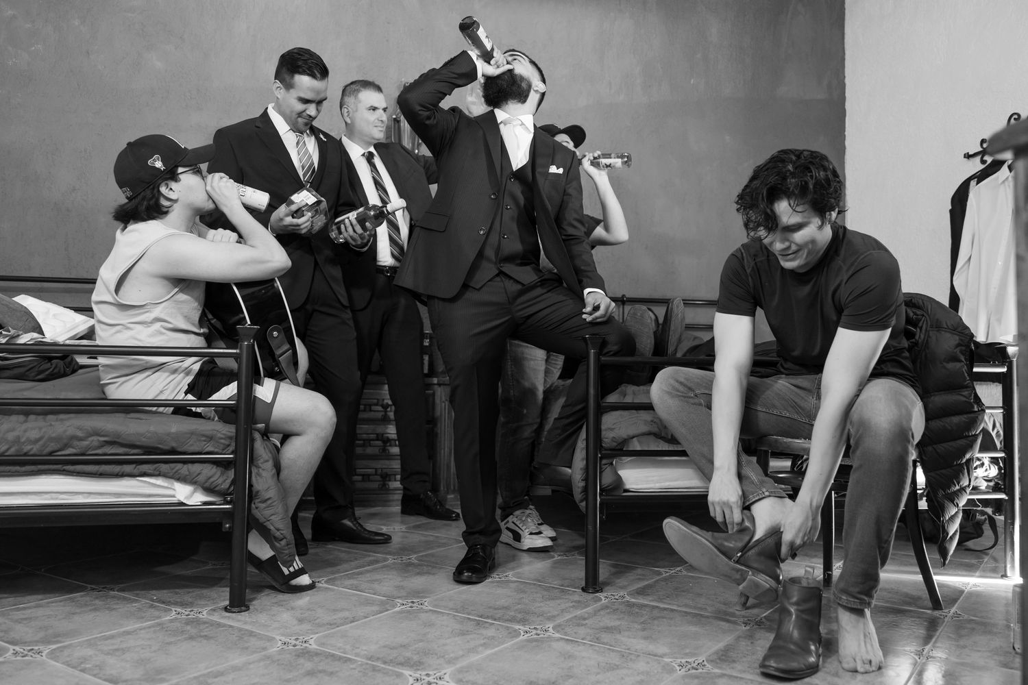 A black and white photo of wedding party members getting ready in a casual setting. Boda en Parras Coahuila, Fotógrafo de bodas