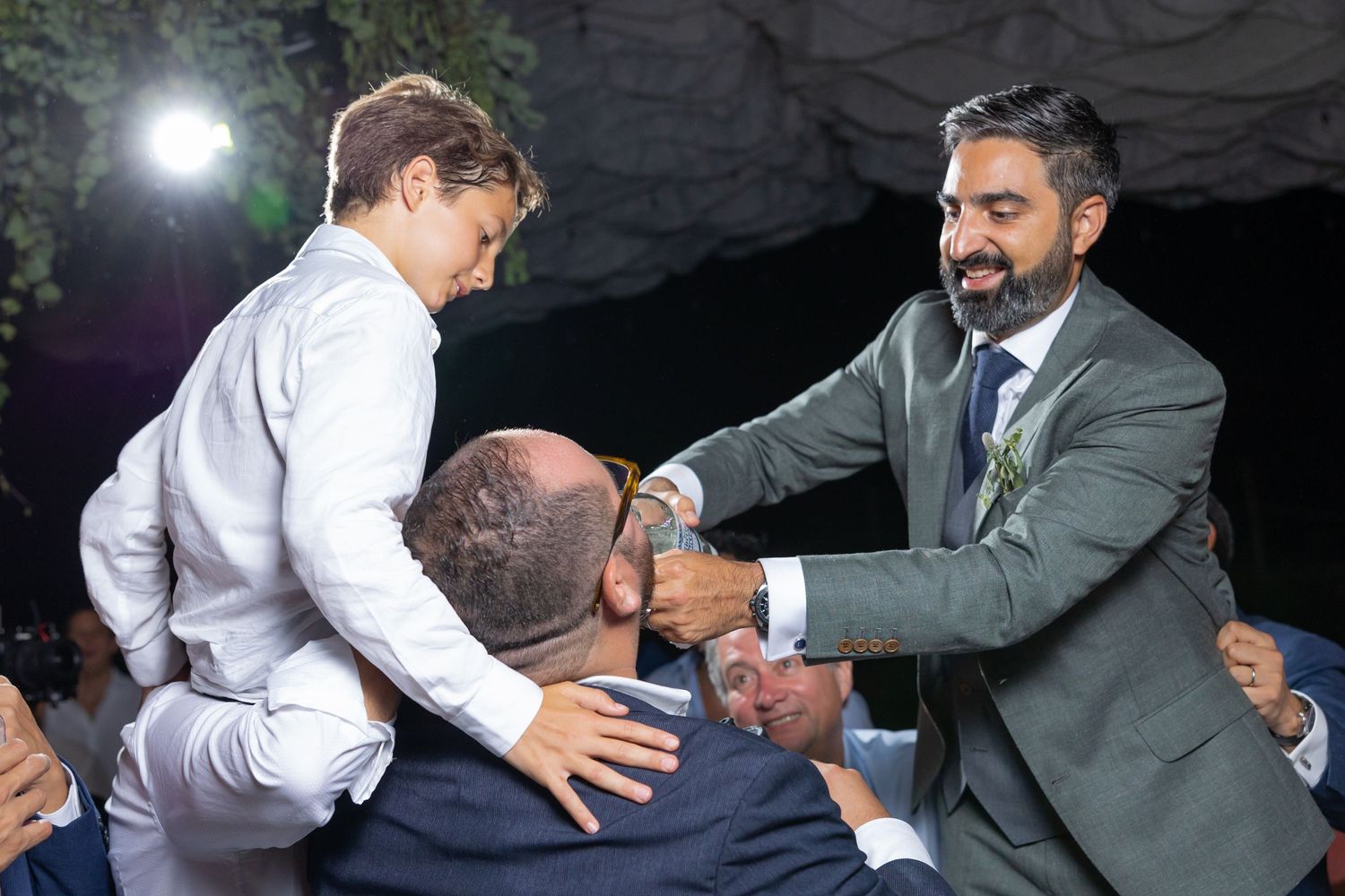 Energetic dance moves being performed during a nighttime wedding reception. Boda en Parras Coahuila fotógrafo