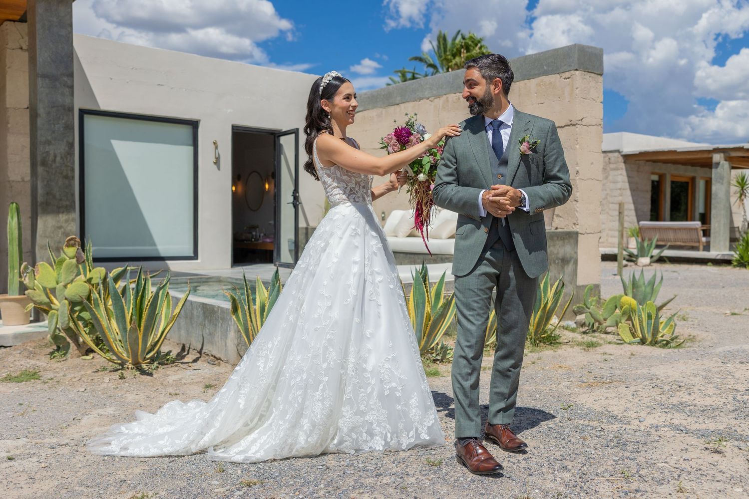 Desert wedding venue with modern architecture and cacti landscaping. Boda en Parras Coahuila fotógrafo