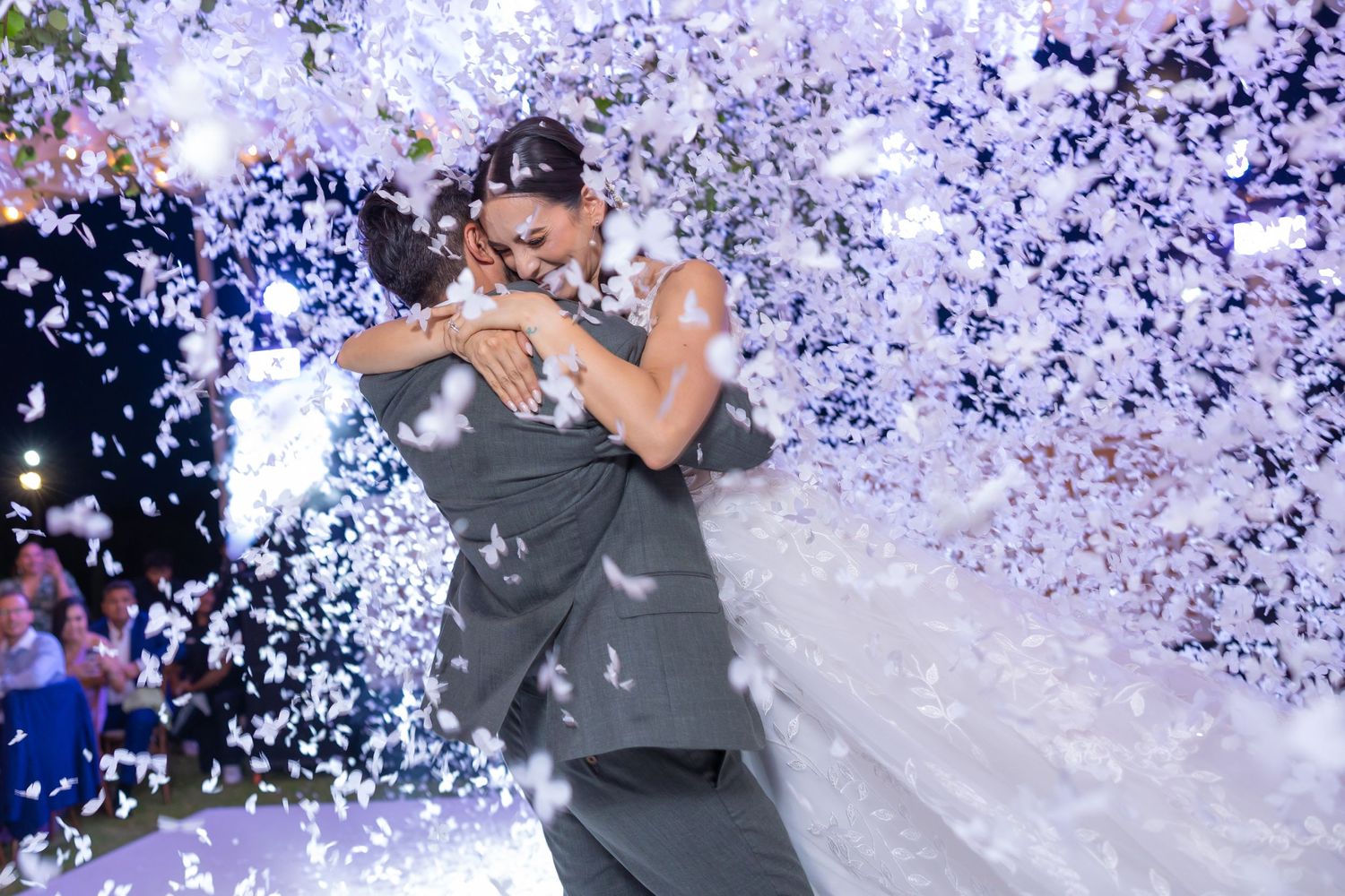 A couple shares their first dance under falling confetti during a wedding celebration. Boda en Parras Coahuila fotógrafo