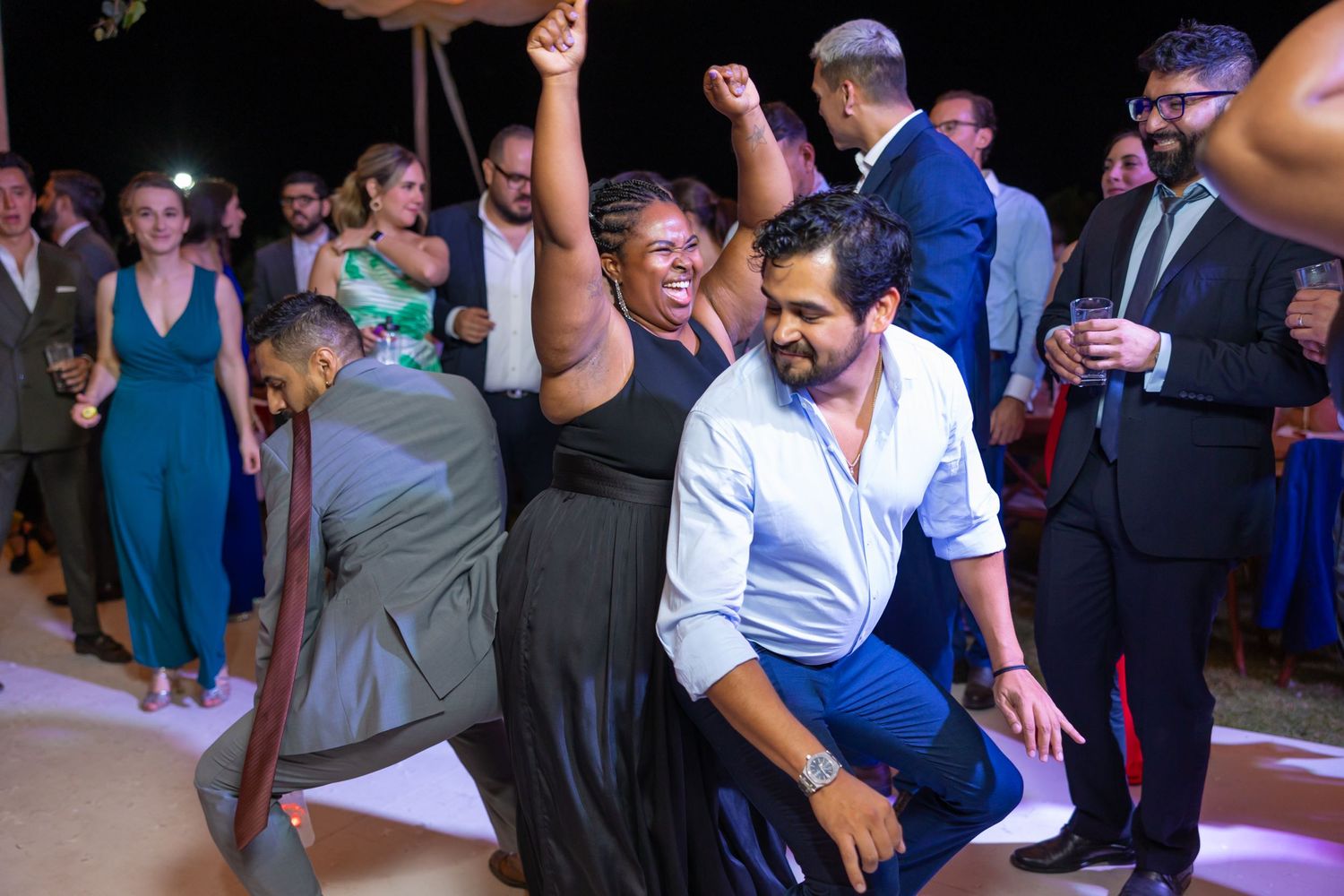 Wedding guests dancing and celebrating on a lively dance floor. Boda en Parras Coahuila fotógrafo
