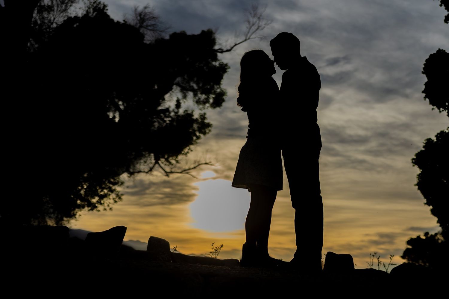 A romantic silhouette of a couple embracing against a dramatic sunset sky. Boda en Parras Coahuila fotógrafo