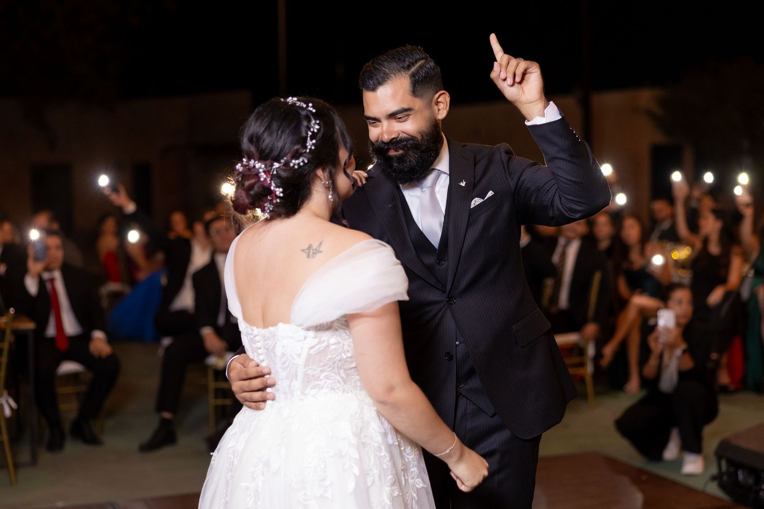 Wedding couple dances together at night while guests watch. Boda en Parras Coahuila, Fotógrafo de bodas