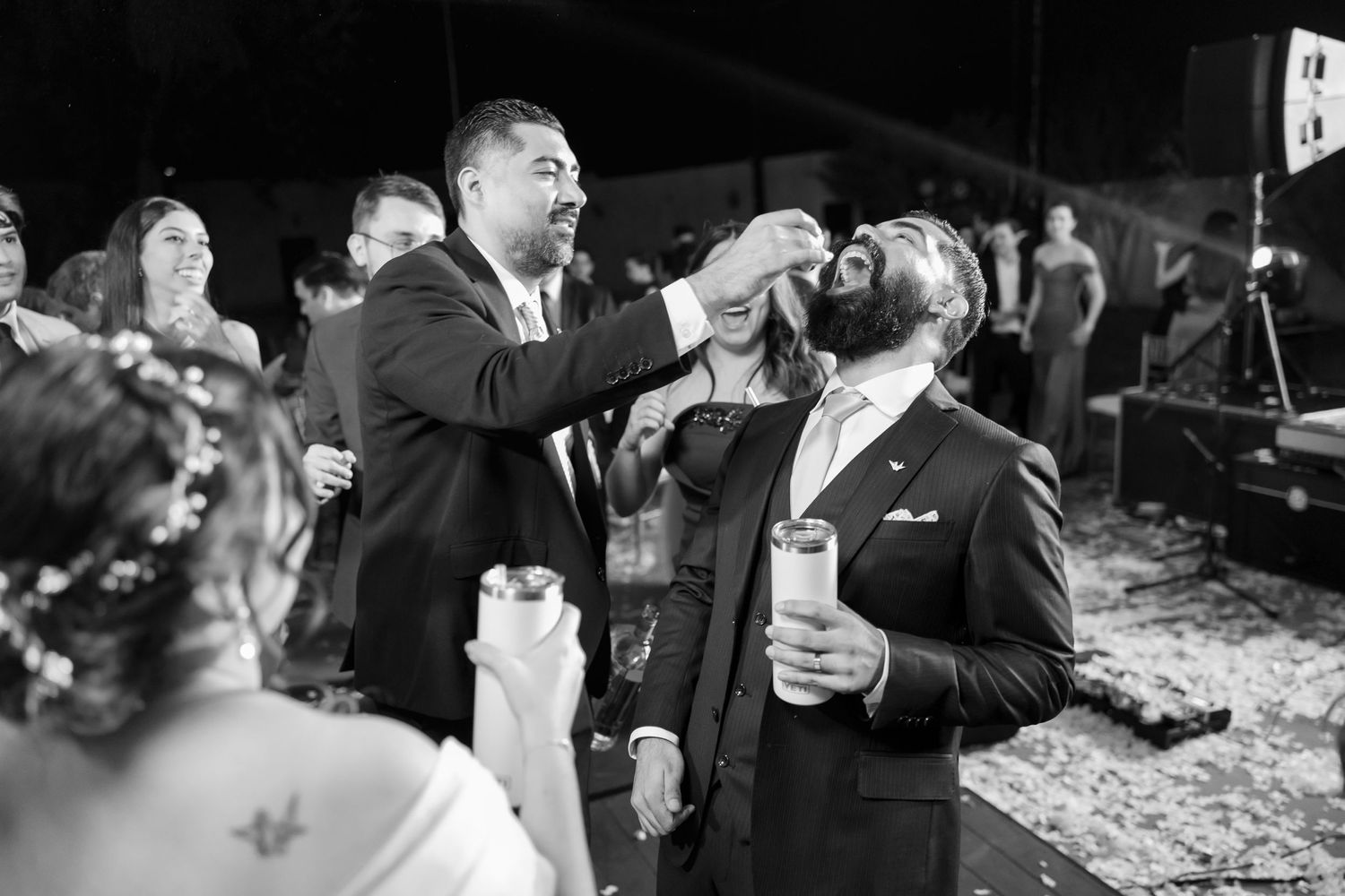 Guests sharing drinks and celebrating at a lively wedding reception party. Boda en Parras Coahuila, Fotógrafo de bodas