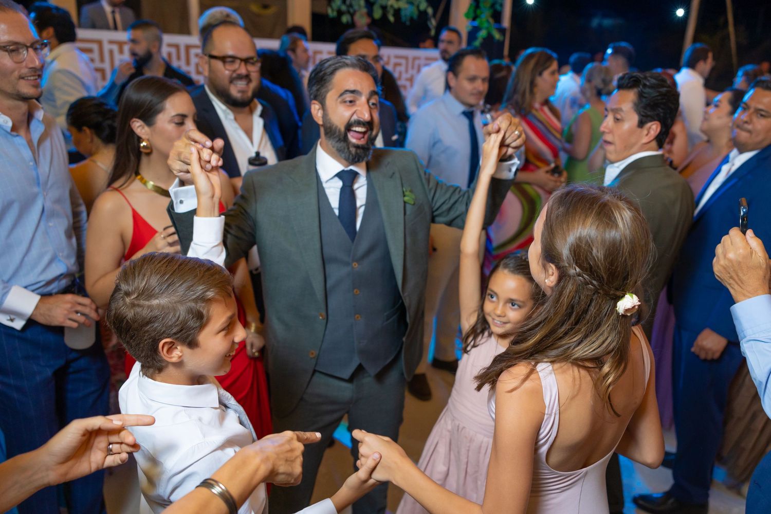 Wedding guests enjoying a lively dance celebration at an outdoor reception. Boda en Parras Coahuila fotógrafo
