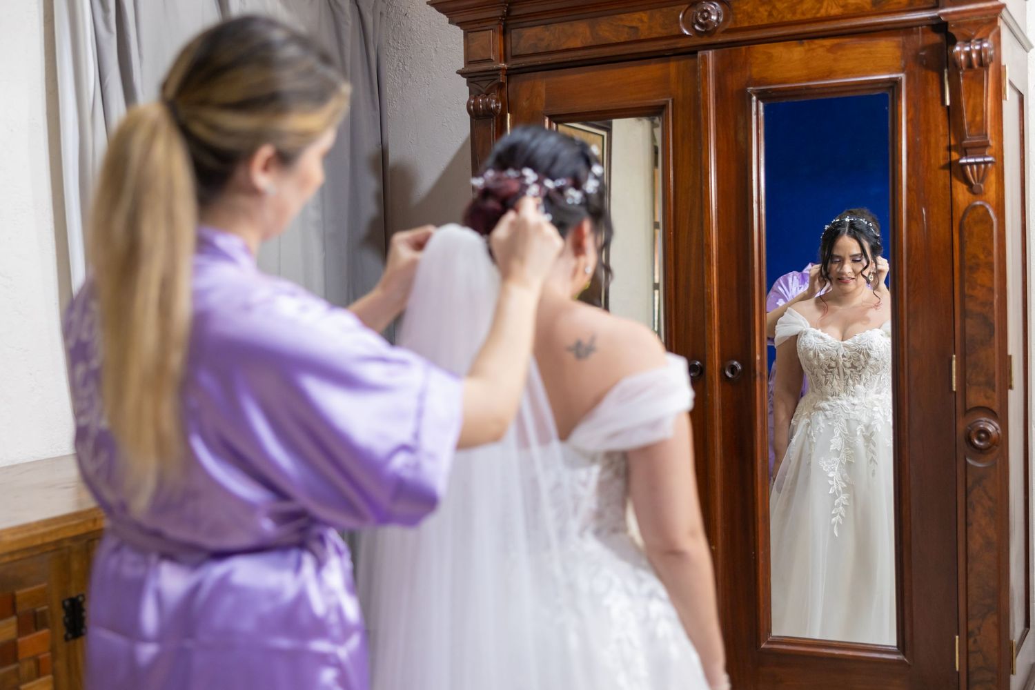 A wedding dress fitting session with a photographer capturing the moment in a mirror reflection. Boda en Parras Coahuila, Fotógrafo de bodas