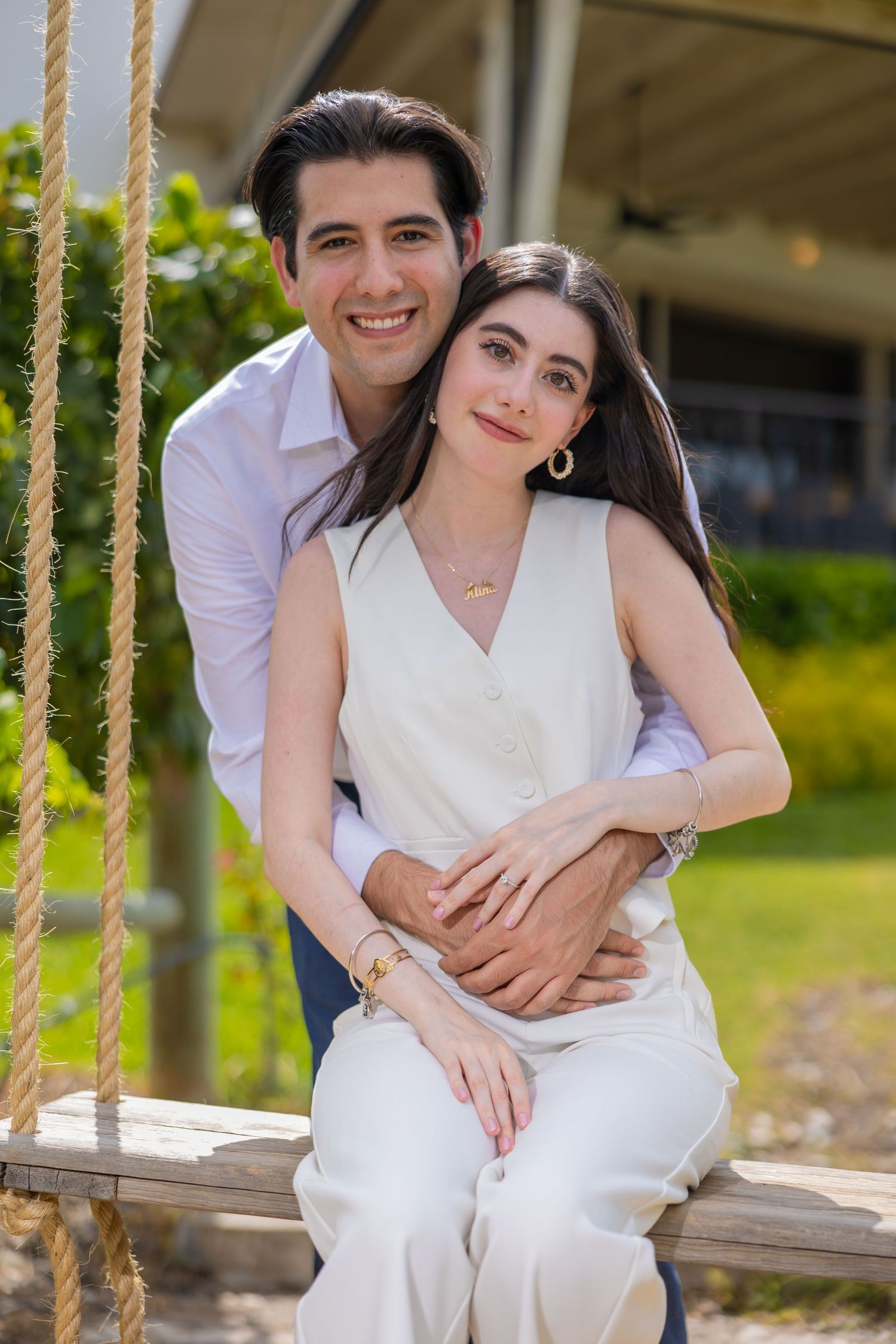 A sweet embrace captured on a rustic wooden swing in a garden setting. Propuesta de matrimonio Parras, Fotografo